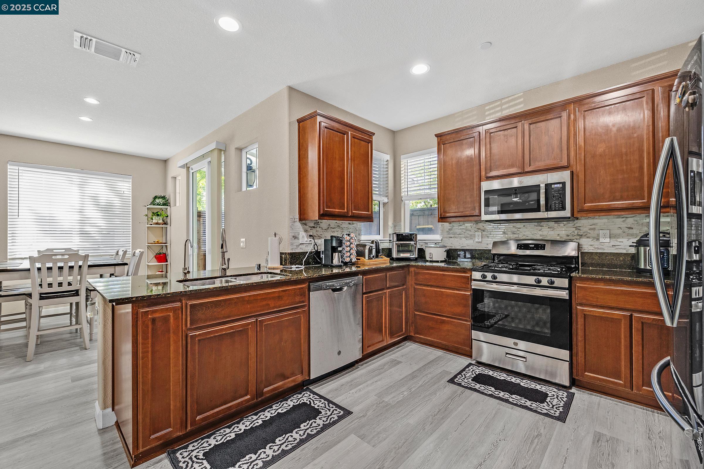 Detail Gallery Image 22 of 54 For 210 Belle Harbor Circle, Pittsburg,  CA 94565 - 5 Beds | 3/1 Baths