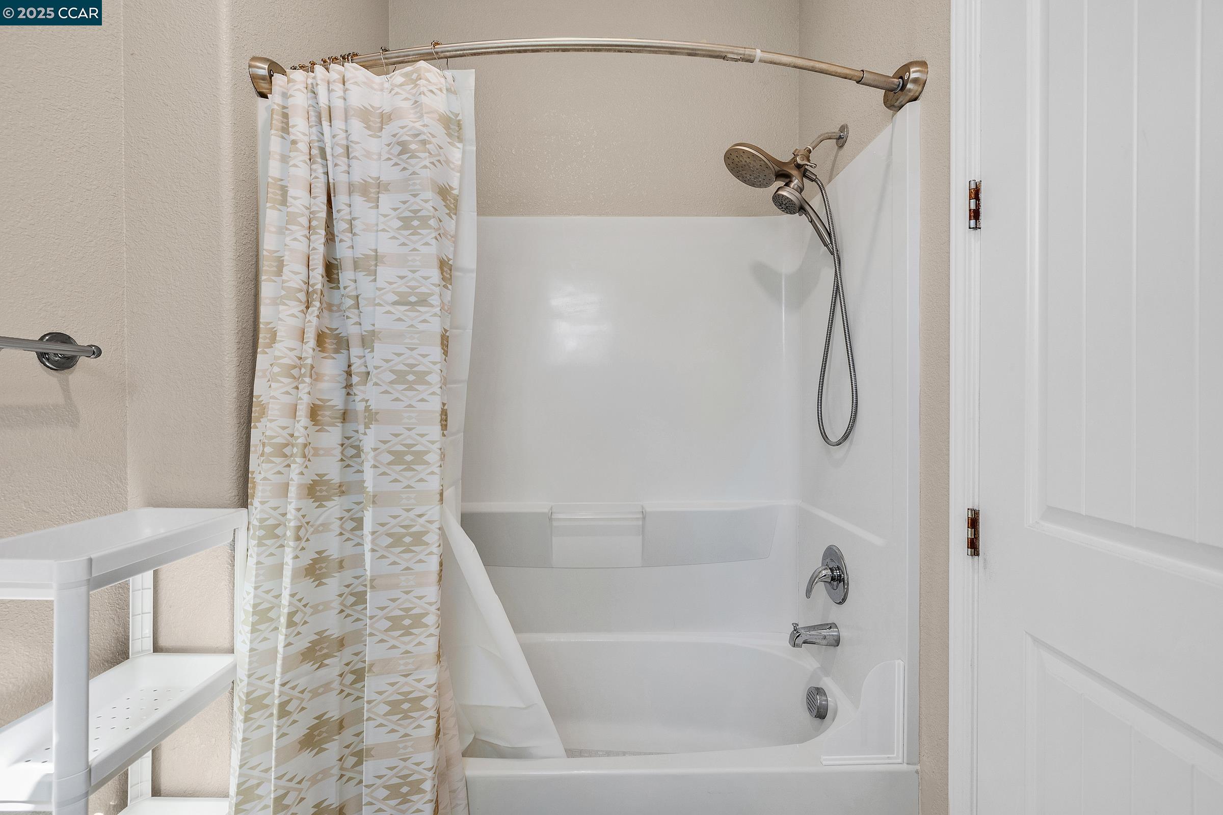 Detail Gallery Image 35 of 54 For 210 Belle Harbor Circle, Pittsburg,  CA 94565 - 5 Beds | 3/1 Baths