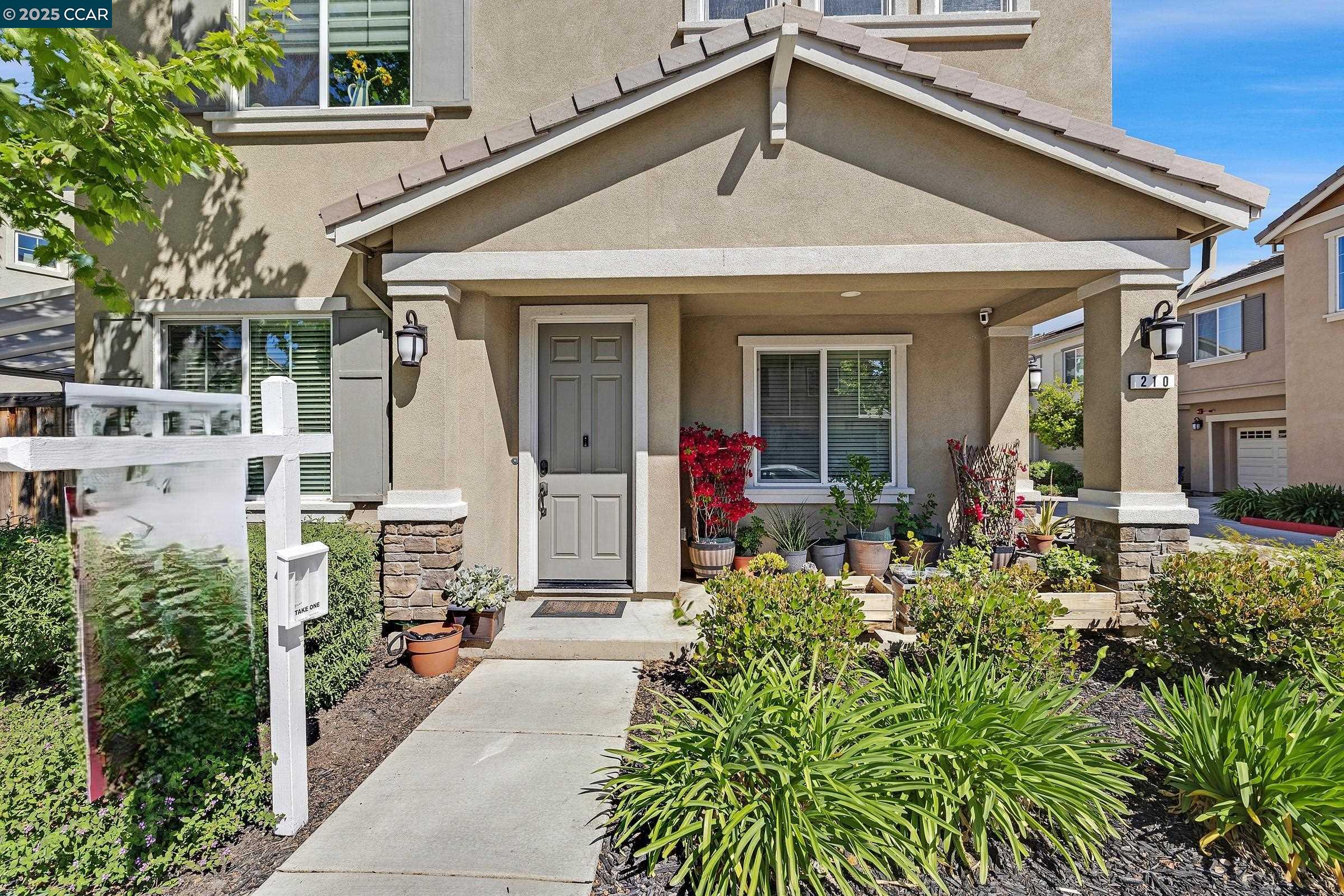 Detail Gallery Image 5 of 54 For 210 Belle Harbor Circle, Pittsburg,  CA 94565 - 5 Beds | 3/1 Baths