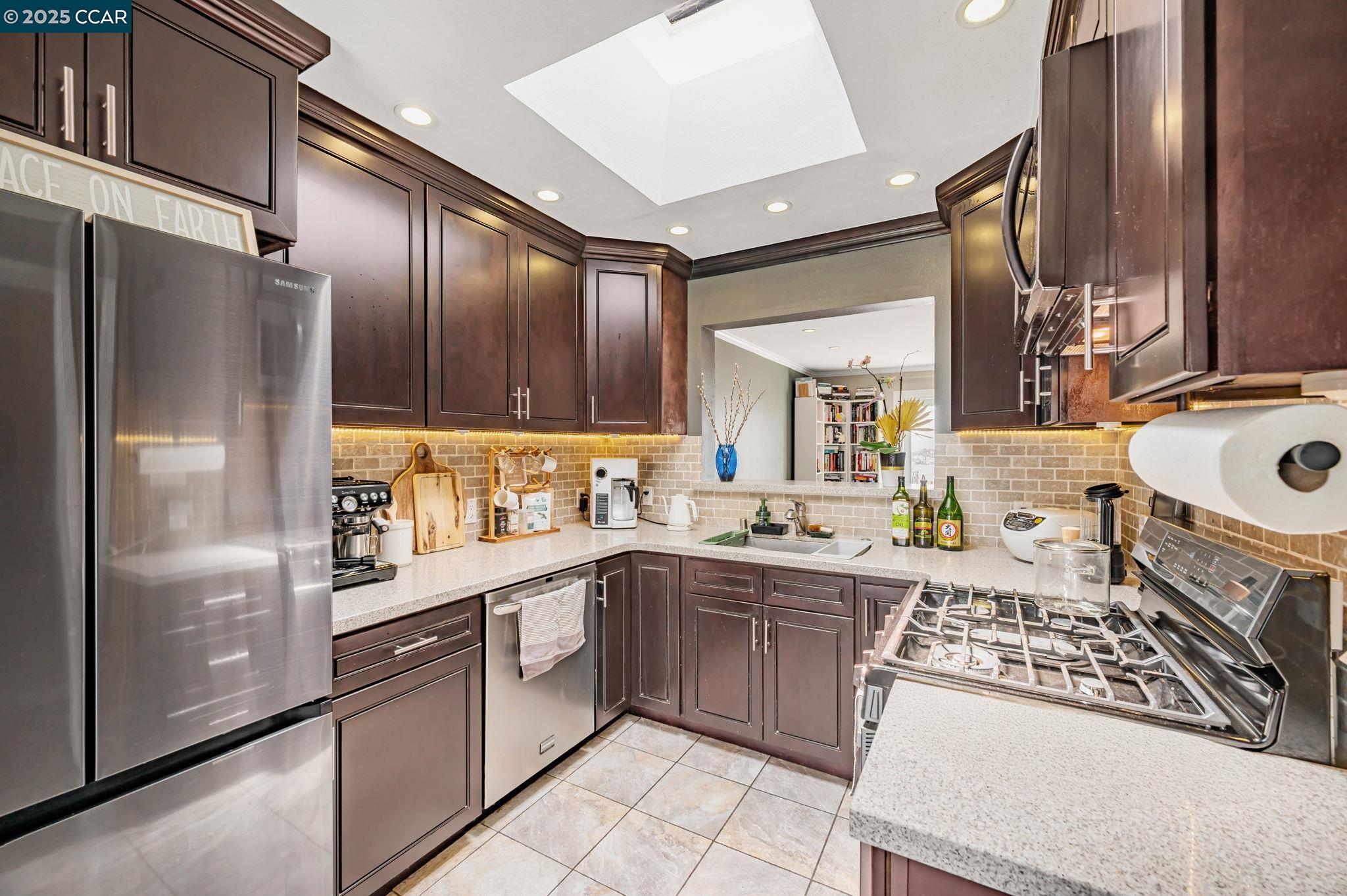 Detail Gallery Image 4 of 14 For 1955 33rd Ave, San Francisco,  CA 94116 - 2 Beds | 1 Baths