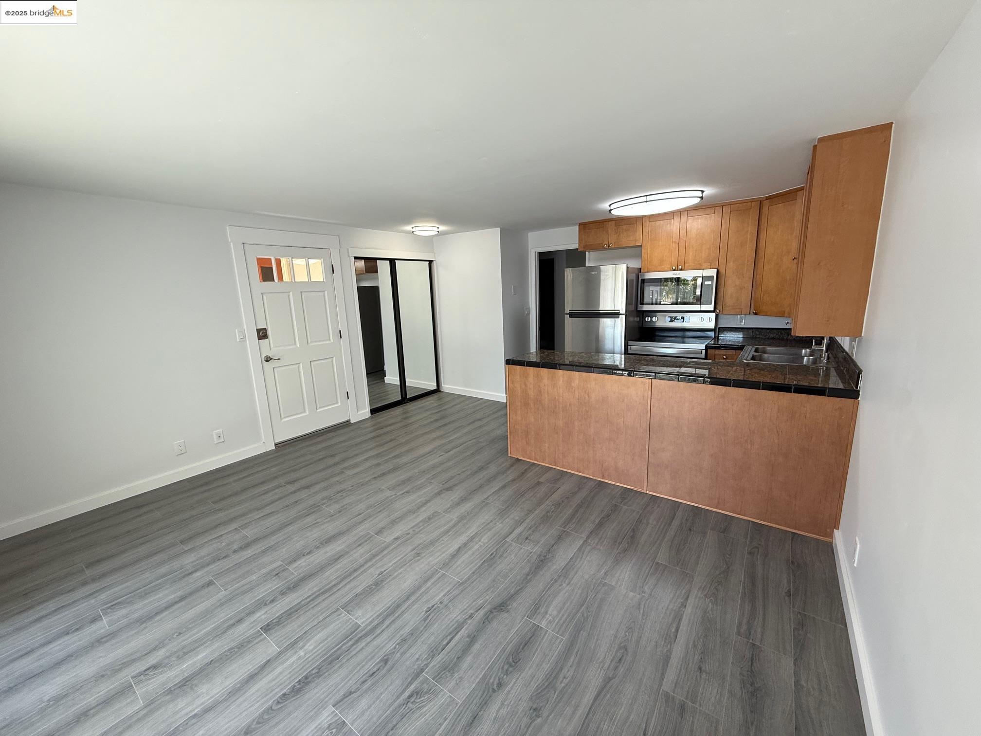 Detail Gallery Image 3 of 17 For 4057 Brant St #8,  San Diego,  CA 92103 - 1 Beds | 1 Baths