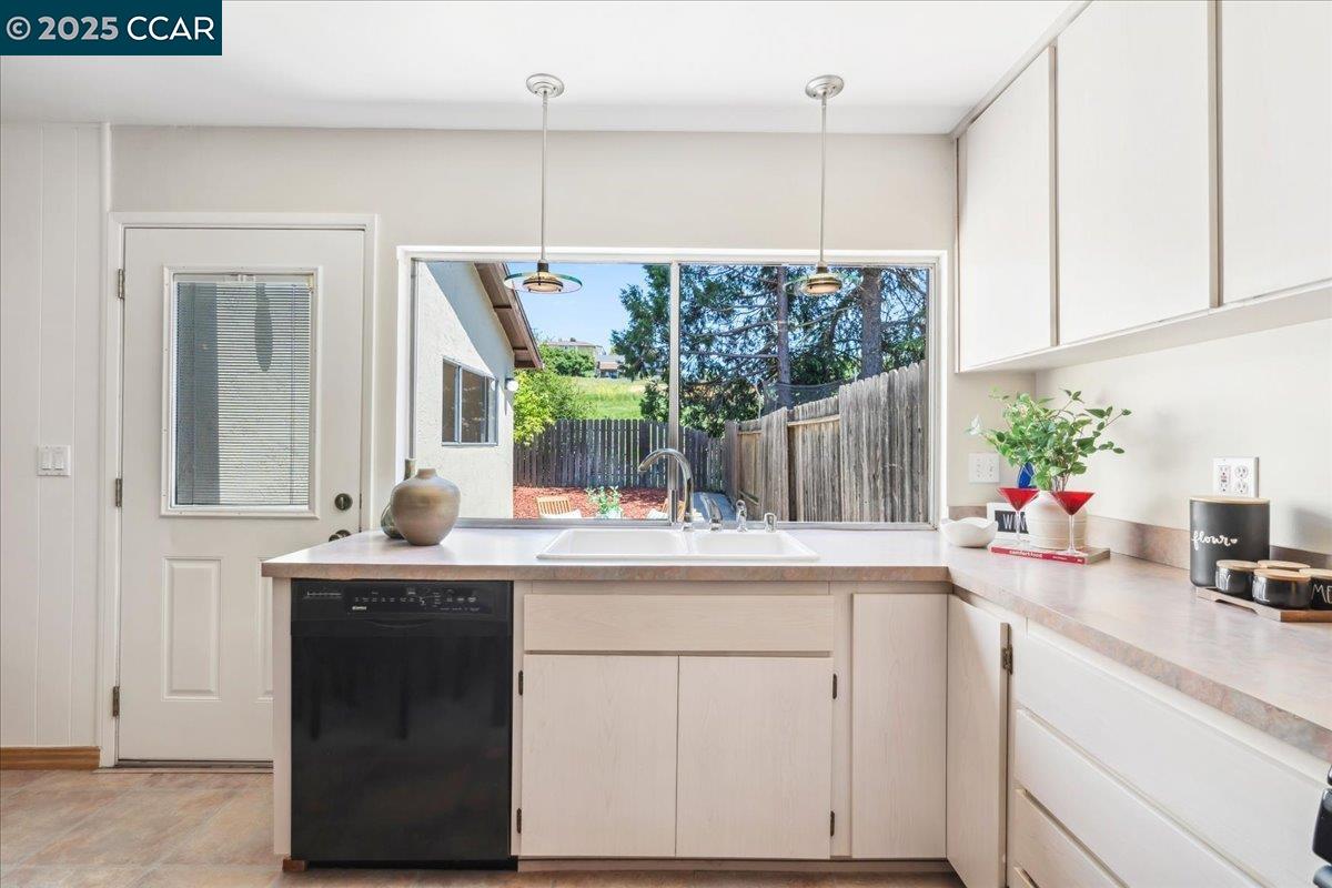 Detail Gallery Image 20 of 53 For 1144 Parkridge Dr, Richmond,  CA 94803 - 3 Beds | 2 Baths