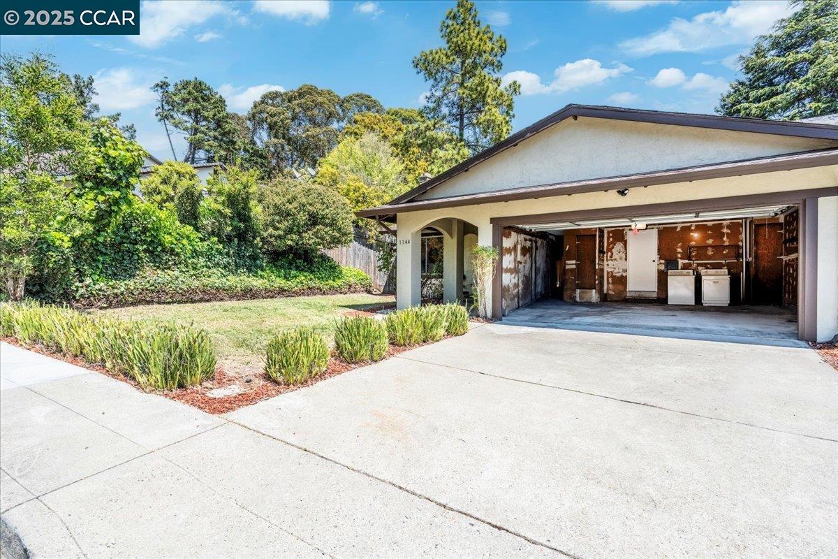 Detail Gallery Image 3 of 53 For 1144 Parkridge Dr, Richmond,  CA 94803 - 3 Beds | 2 Baths