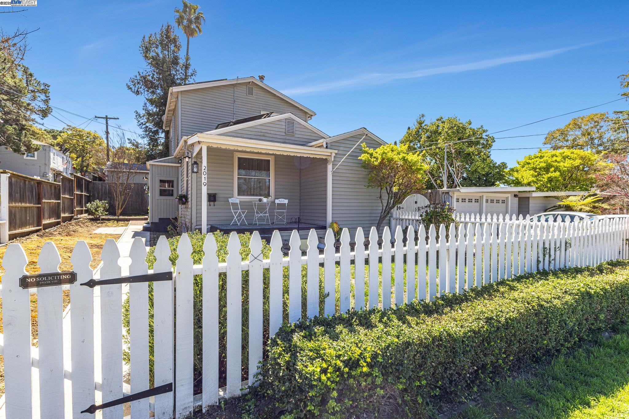 Detail Gallery Image 2 of 56 For 2019 E St, Hayward,  CA 94541 - 3 Beds | 2 Baths