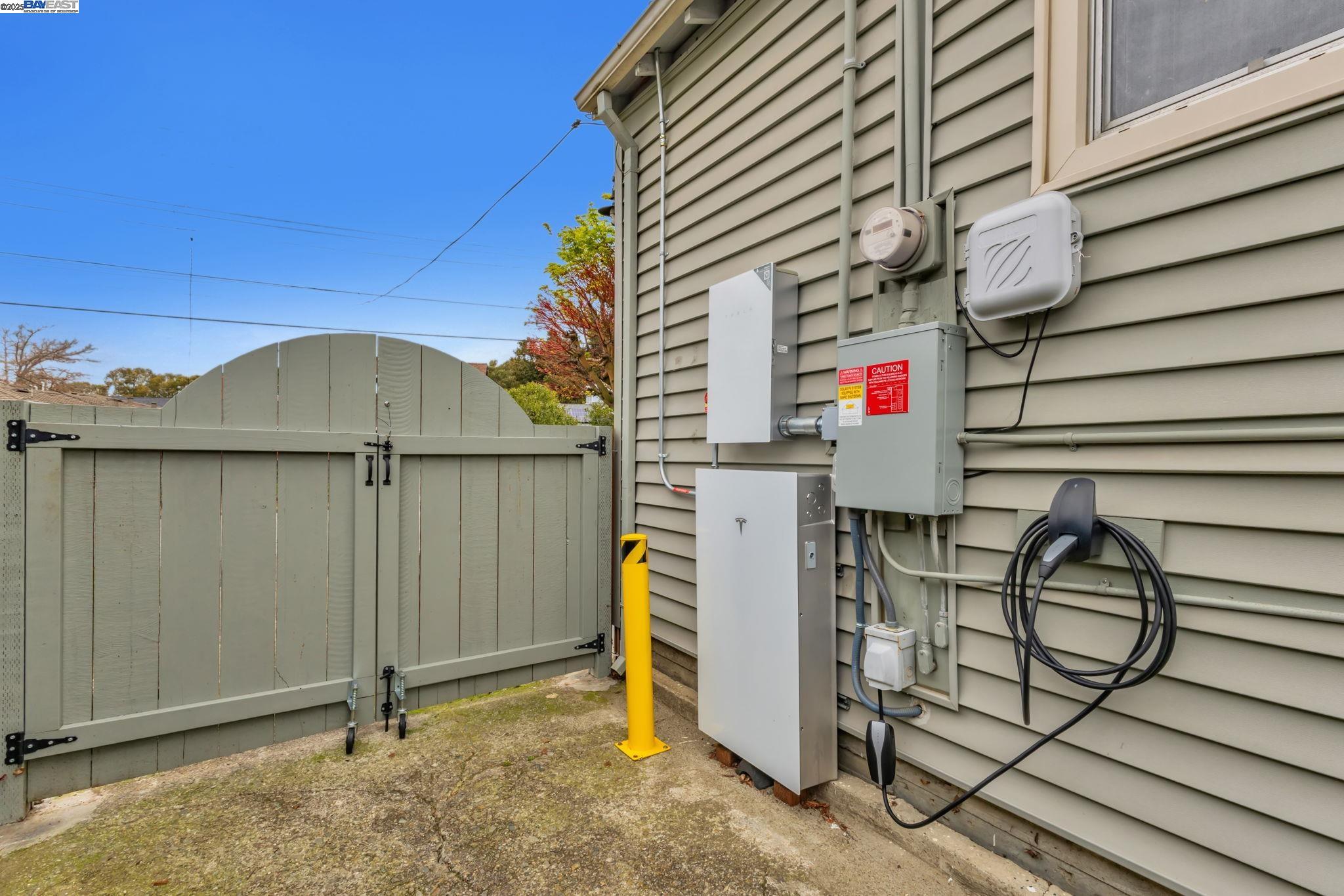 Detail Gallery Image 3 of 56 For 2019 E St, Hayward,  CA 94541 - 3 Beds | 2 Baths