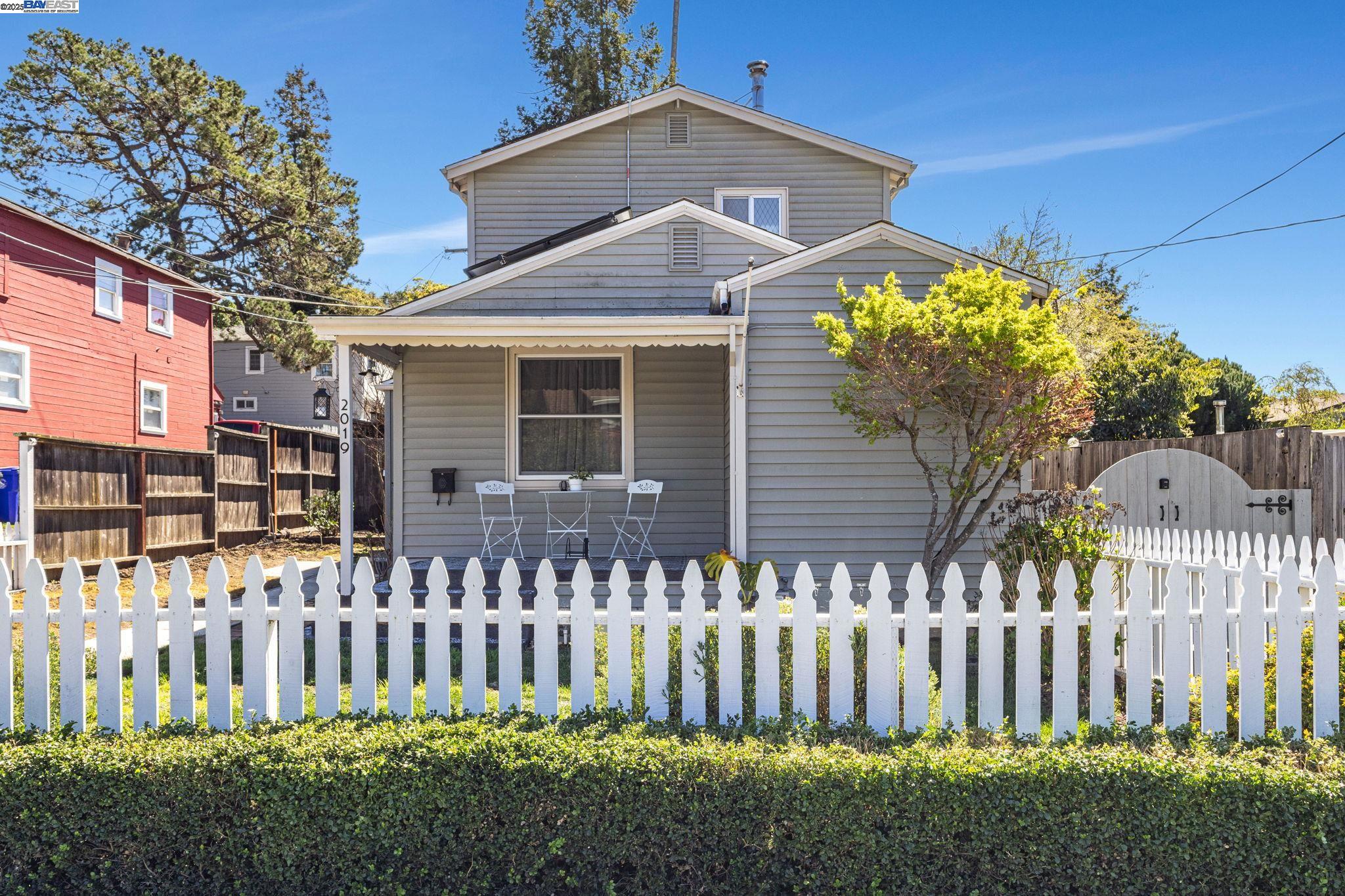 Detail Gallery Image 5 of 56 For 2019 E St, Hayward,  CA 94541 - 3 Beds | 2 Baths