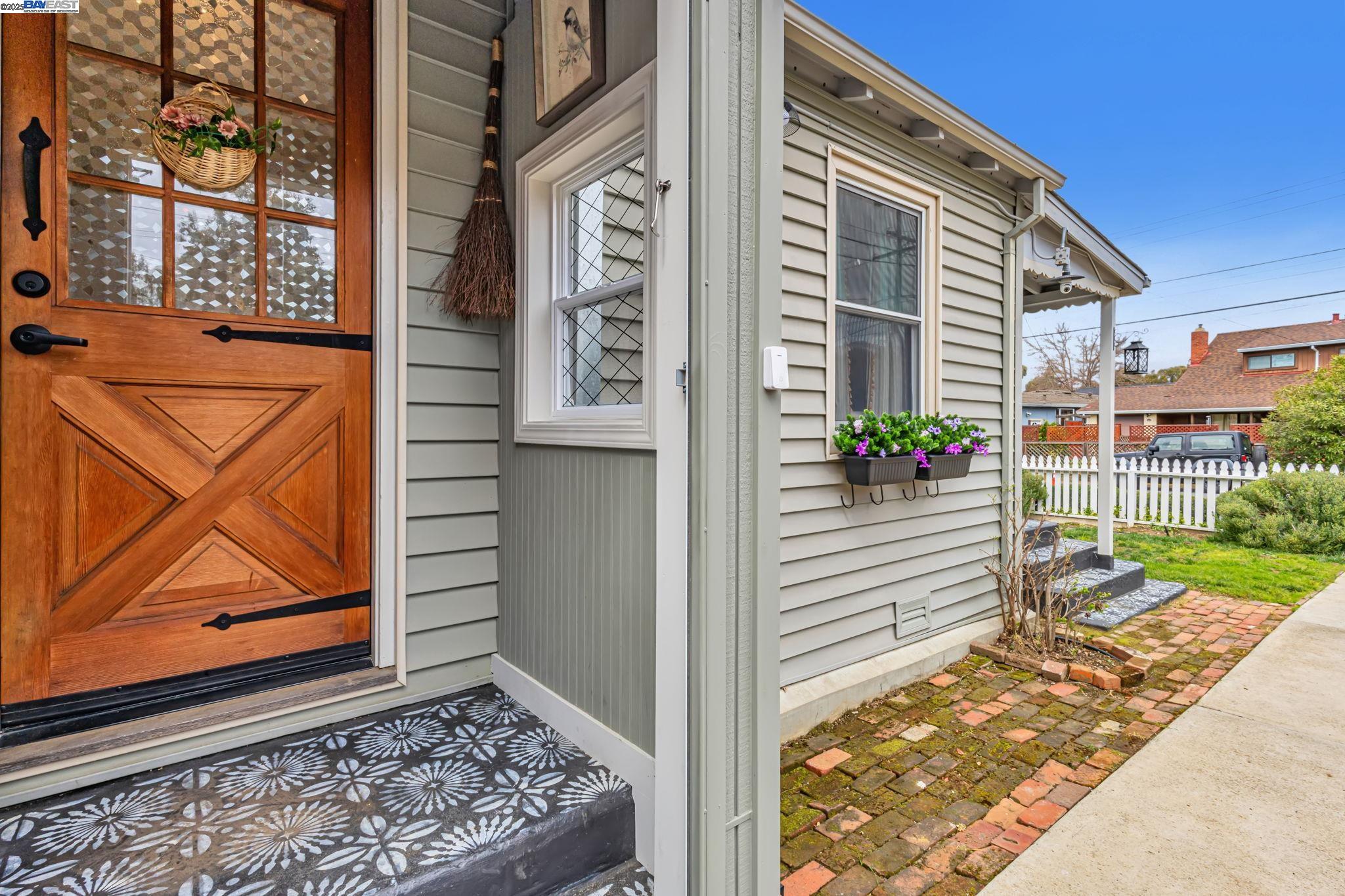 Detail Gallery Image 7 of 56 For 2019 E St, Hayward,  CA 94541 - 3 Beds | 2 Baths