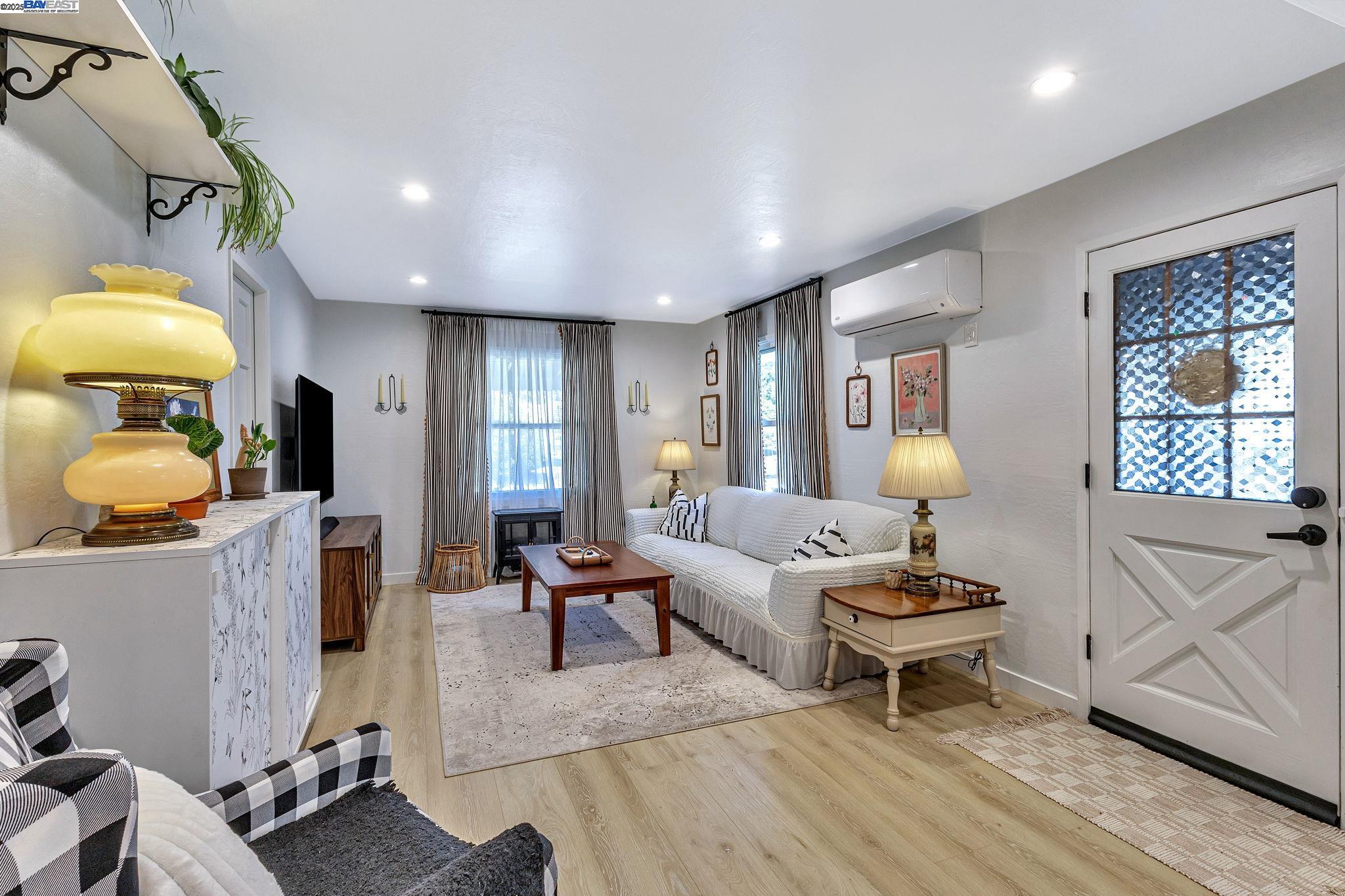 Detail Gallery Image 8 of 56 For 2019 E St, Hayward,  CA 94541 - 3 Beds | 2 Baths