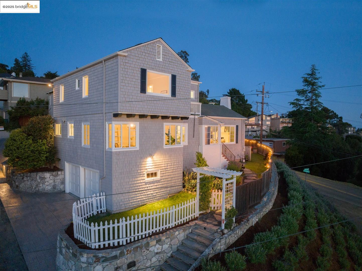 Detail Gallery Image 1 of 1 For 5800 Mendoza Dr, Oakland,  CA 94611 - 3 Beds | 2 Baths