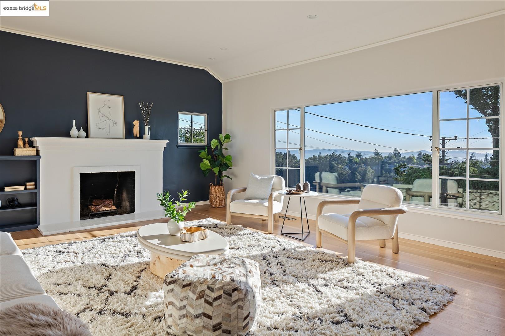Detail Gallery Image 2 of 47 For 5800 Mendoza Dr, Oakland,  CA 94611 - 3 Beds | 2 Baths