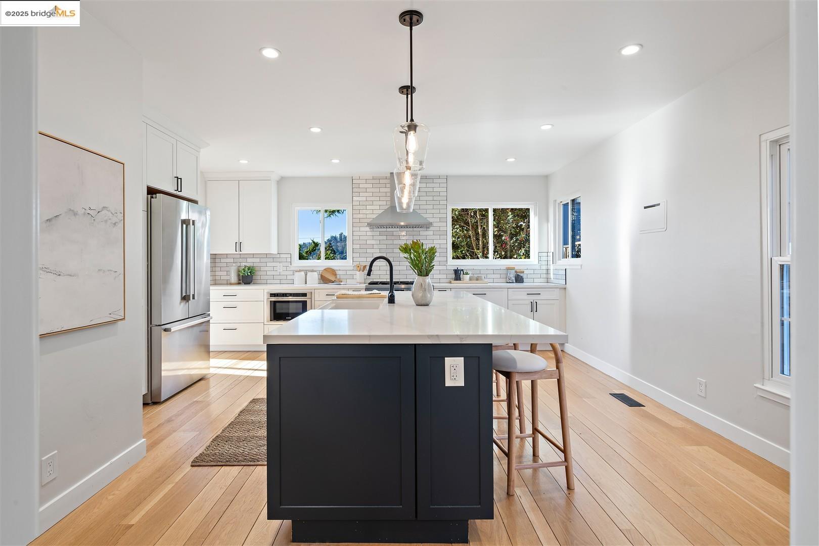 Detail Gallery Image 12 of 47 For 5800 Mendoza Dr, Oakland,  CA 94611 - 3 Beds | 2 Baths