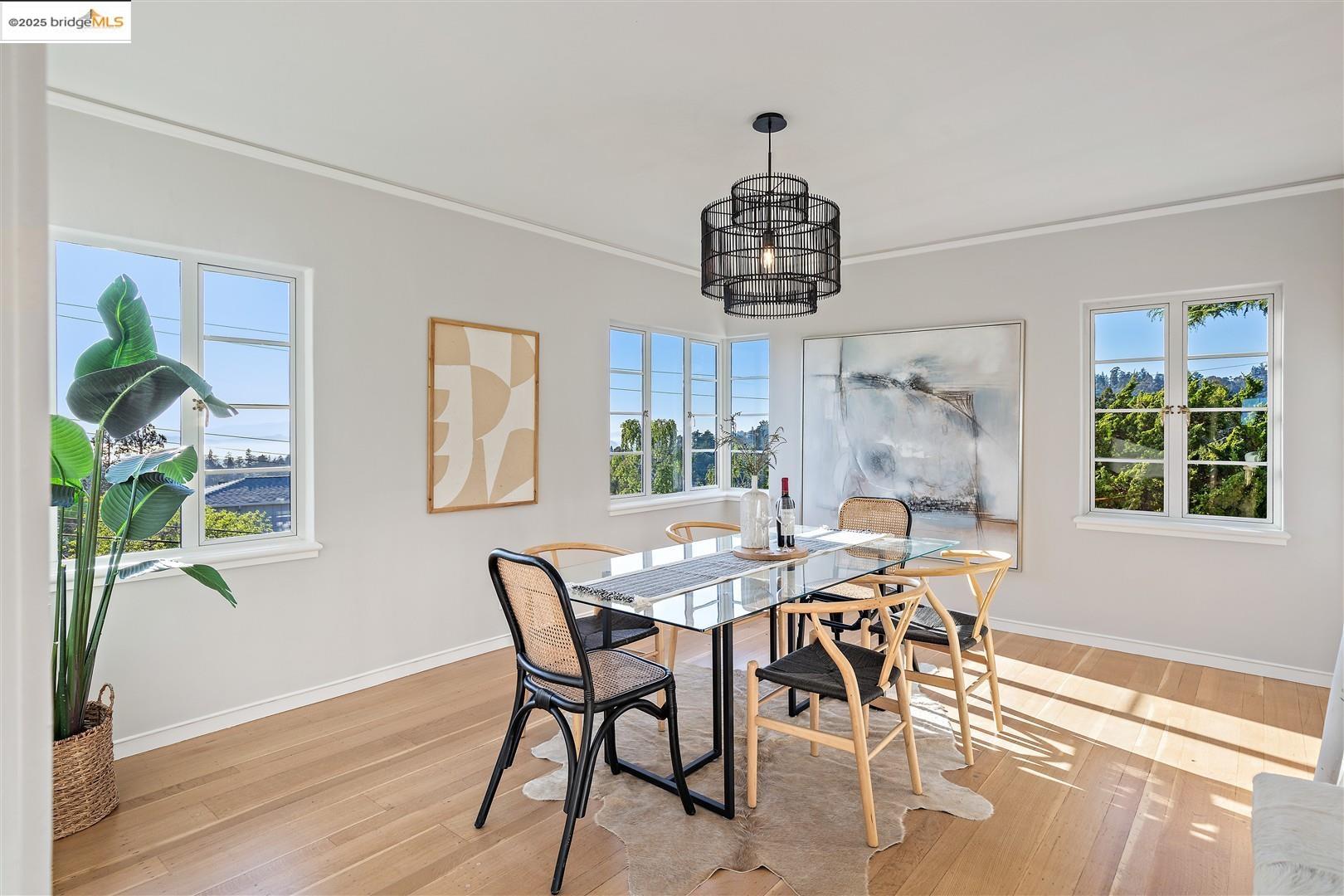 Detail Gallery Image 16 of 47 For 5800 Mendoza Dr, Oakland,  CA 94611 - 3 Beds | 2 Baths