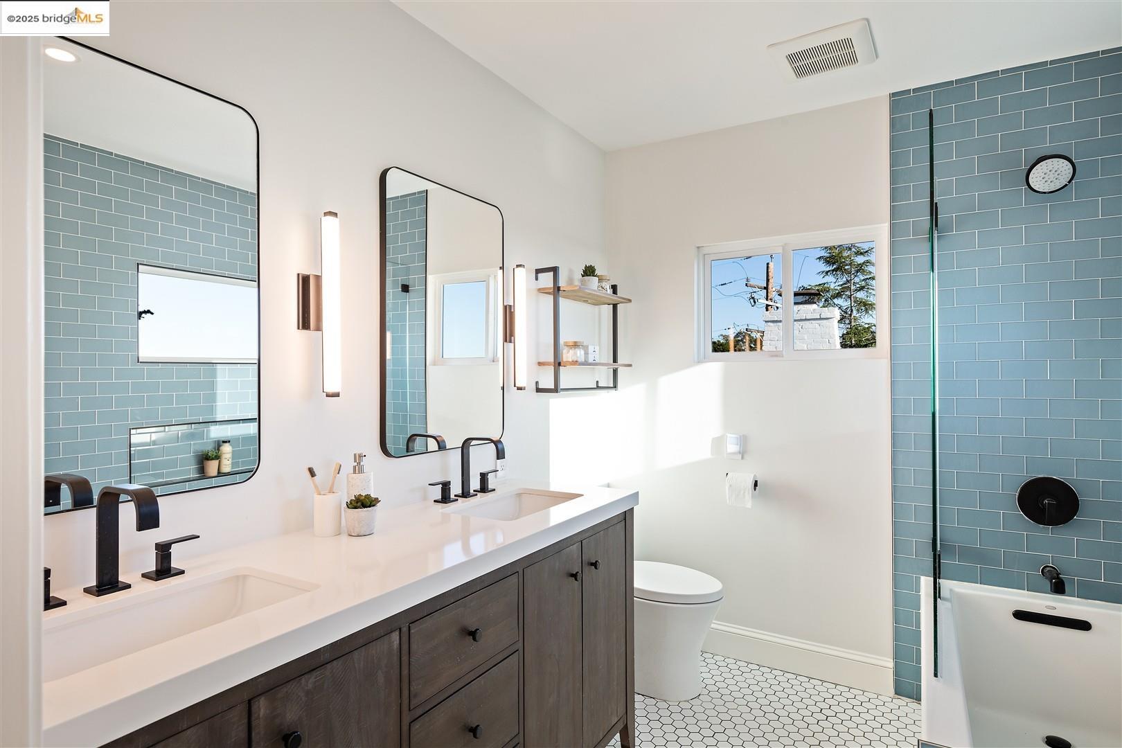 Detail Gallery Image 27 of 47 For 5800 Mendoza Dr, Oakland,  CA 94611 - 3 Beds | 2 Baths