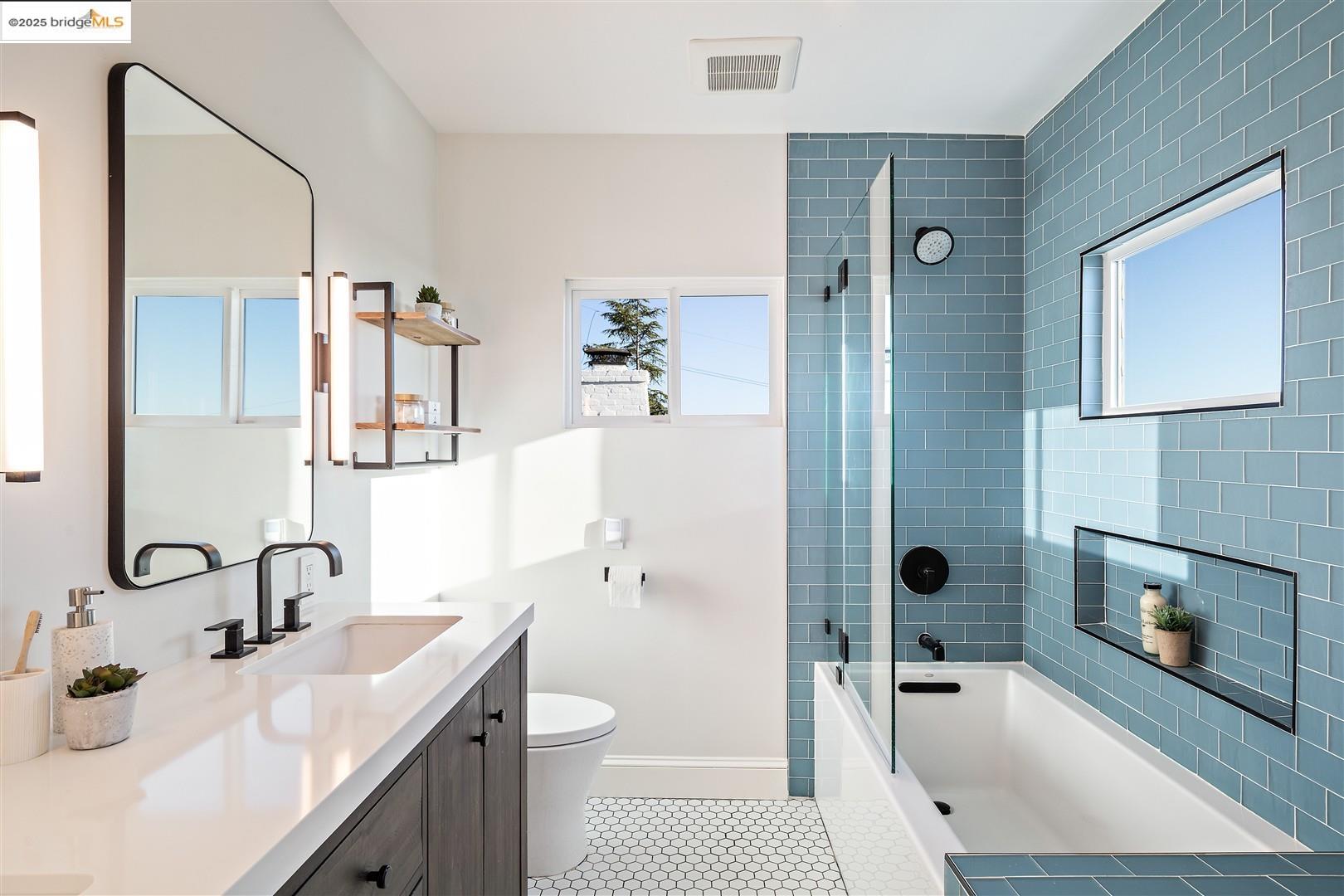 Detail Gallery Image 29 of 47 For 5800 Mendoza Dr, Oakland,  CA 94611 - 3 Beds | 2 Baths