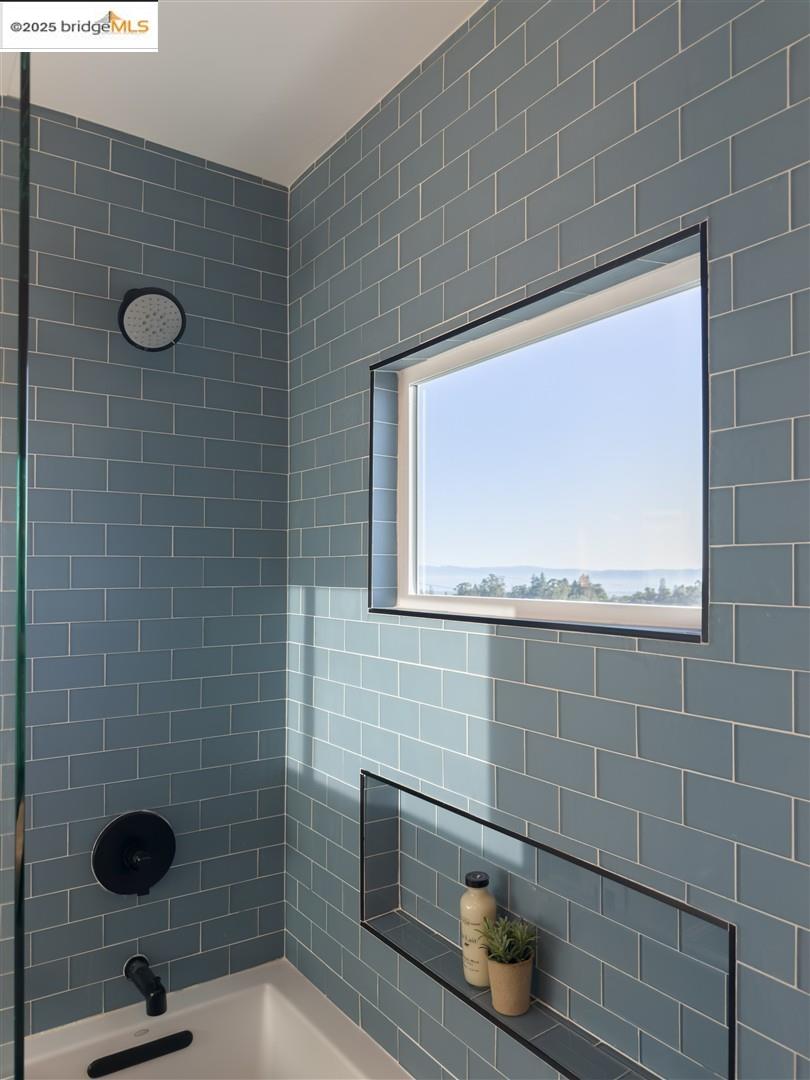 Detail Gallery Image 30 of 47 For 5800 Mendoza Dr, Oakland,  CA 94611 - 3 Beds | 2 Baths