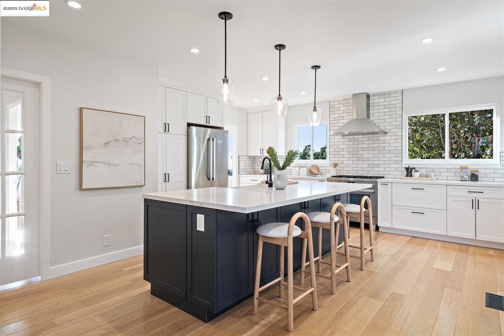 Detail Gallery Image 4 of 47 For 5800 Mendoza Dr, Oakland,  CA 94611 - 3 Beds | 2 Baths