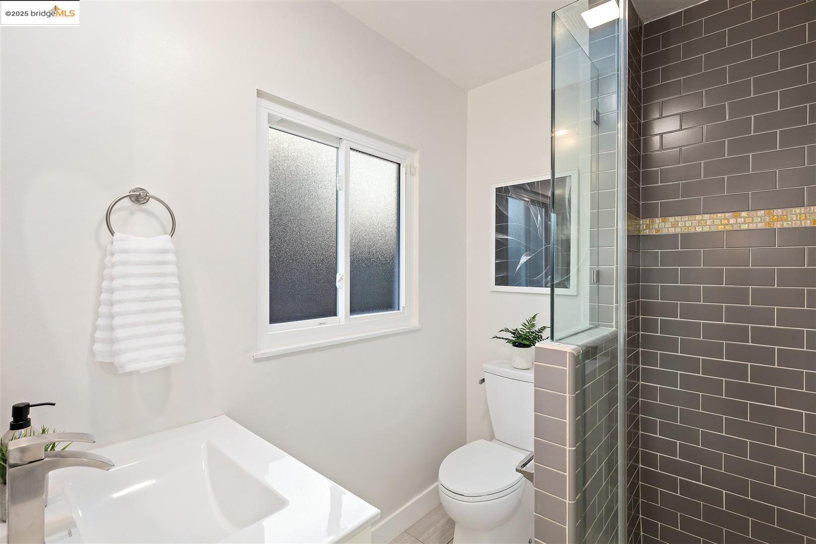 Detail Gallery Image 32 of 47 For 5800 Mendoza Dr, Oakland,  CA 94611 - 3 Beds | 2 Baths