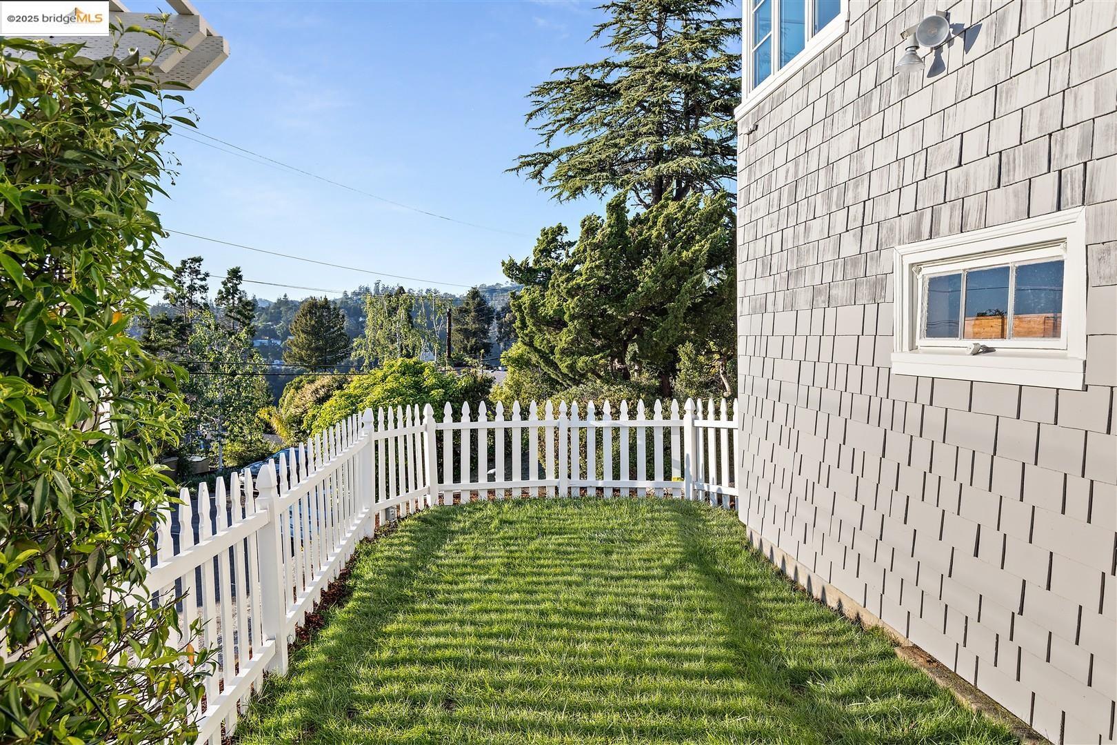 Detail Gallery Image 33 of 47 For 5800 Mendoza Dr, Oakland,  CA 94611 - 3 Beds | 2 Baths