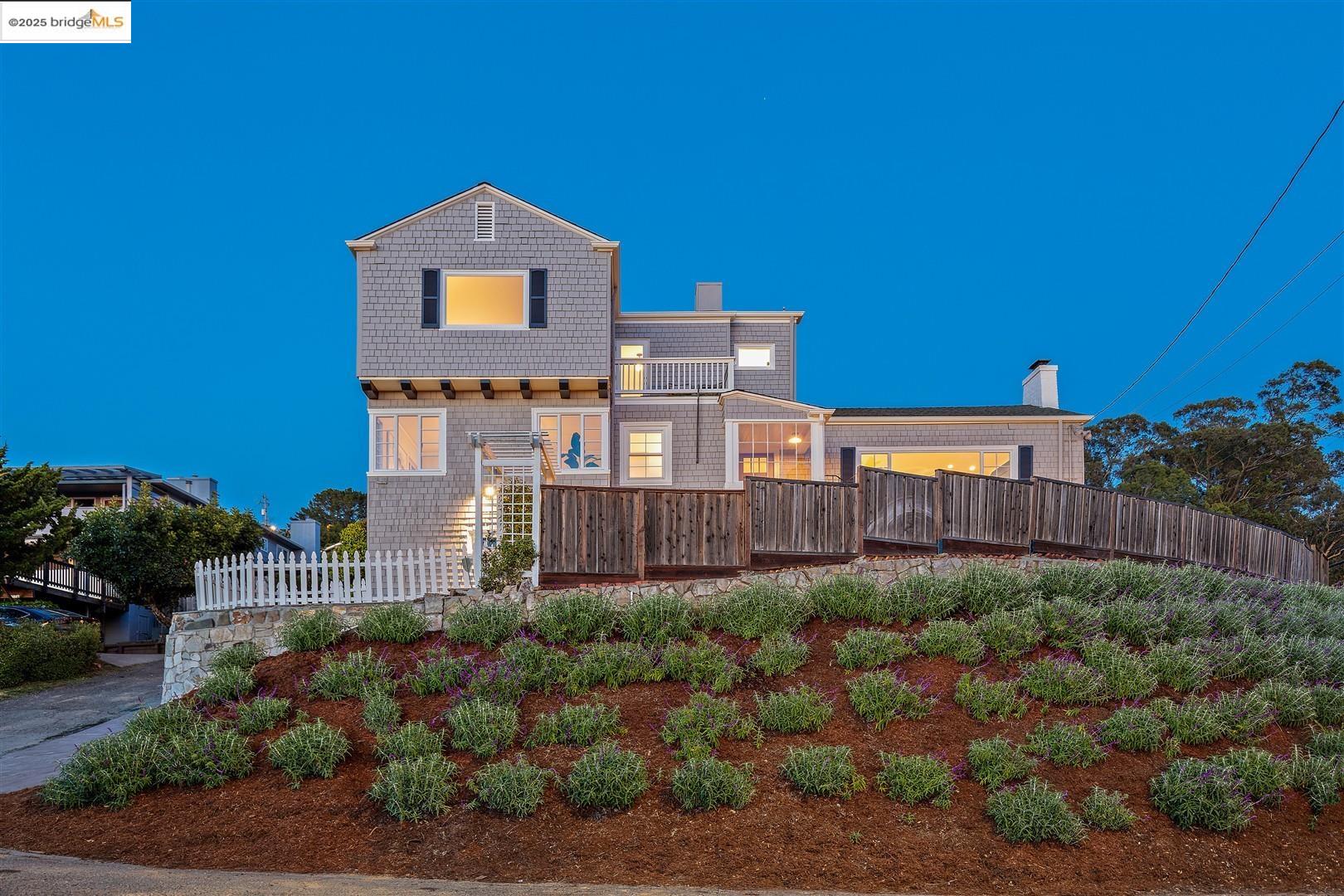 Detail Gallery Image 35 of 47 For 5800 Mendoza Dr, Oakland,  CA 94611 - 3 Beds | 2 Baths