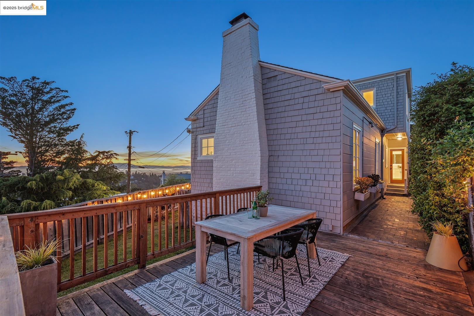 Detail Gallery Image 5 of 47 For 5800 Mendoza Dr, Oakland,  CA 94611 - 3 Beds | 2 Baths