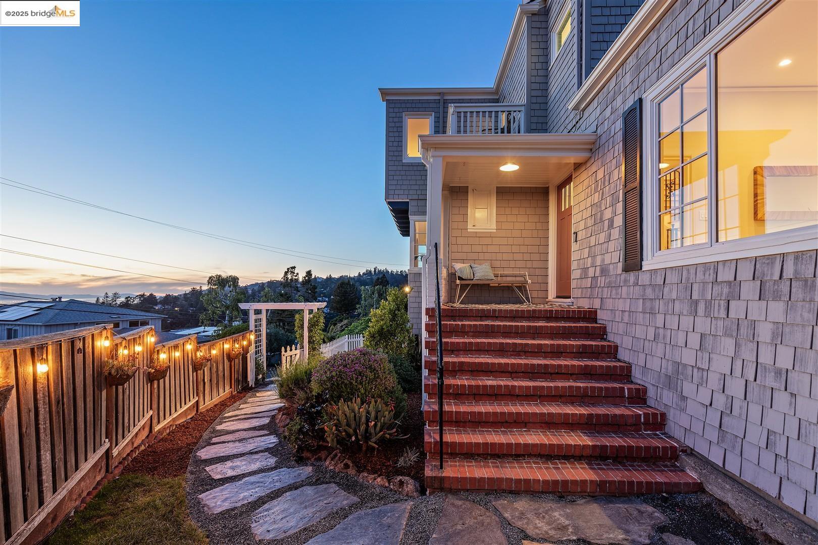 Detail Gallery Image 6 of 47 For 5800 Mendoza Dr, Oakland,  CA 94611 - 3 Beds | 2 Baths