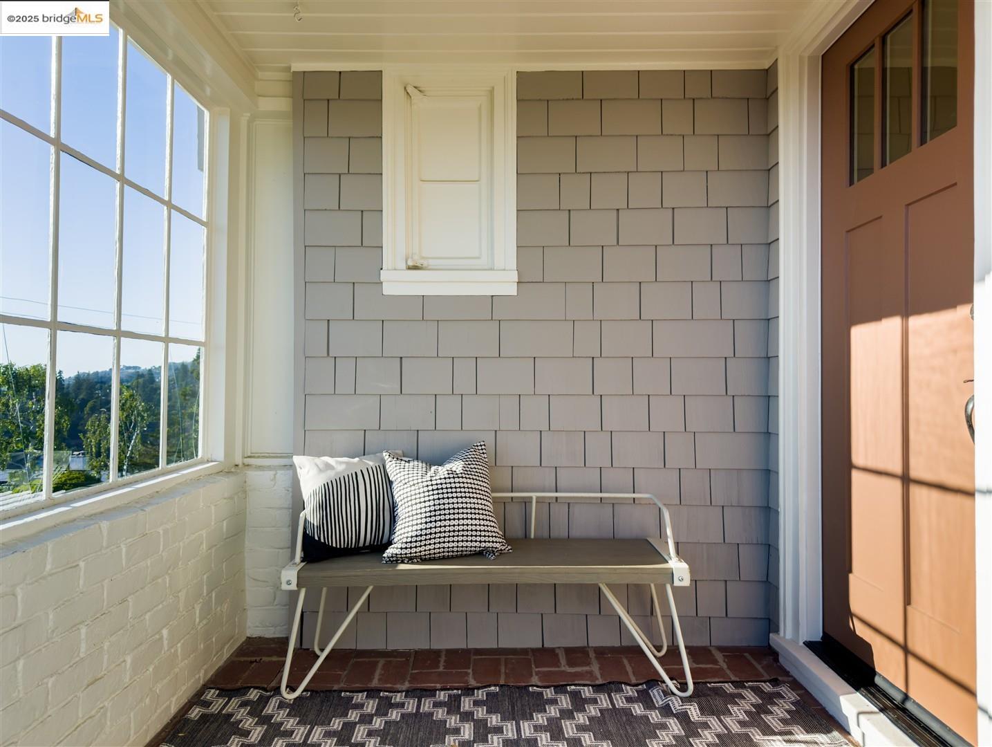 Detail Gallery Image 7 of 47 For 5800 Mendoza Dr, Oakland,  CA 94611 - 3 Beds | 2 Baths