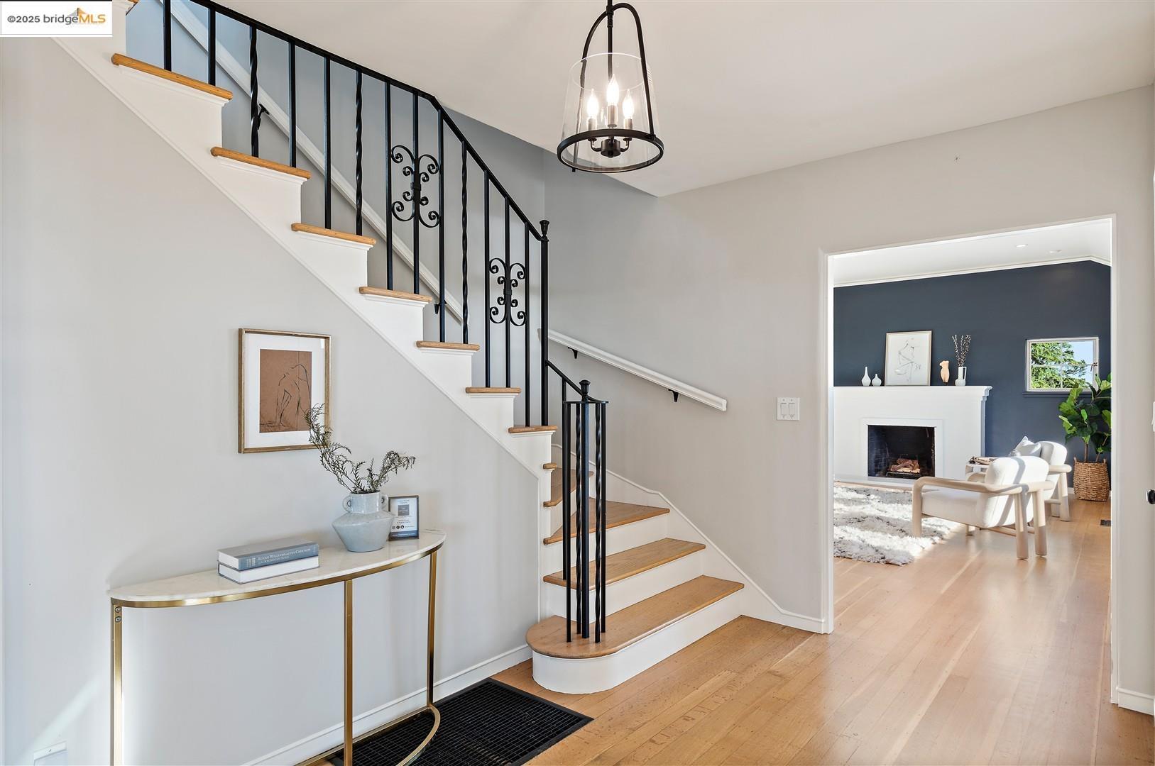 Detail Gallery Image 9 of 47 For 5800 Mendoza Dr, Oakland,  CA 94611 - 3 Beds | 2 Baths