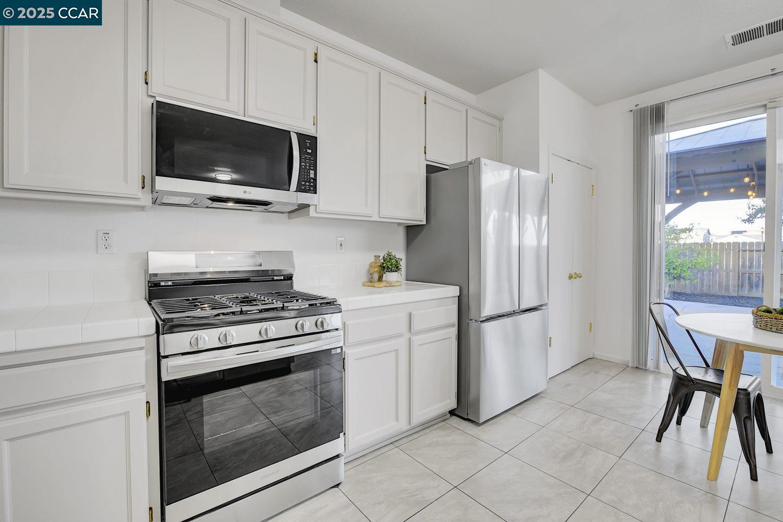 Detail Gallery Image 12 of 37 For 563 Silver Saddle Dr, Pittsburg,  CA 94565 - 4 Beds | 2 Baths