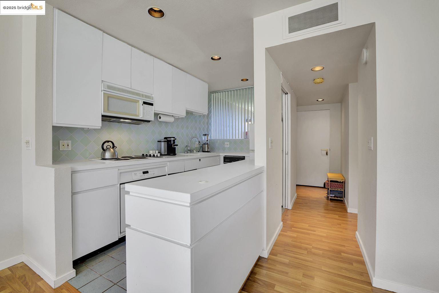 Detail Gallery Image 4 of 30 For 14 Janet Way #151,  Tiburon,  CA 94920 - 1 Beds | 1 Baths