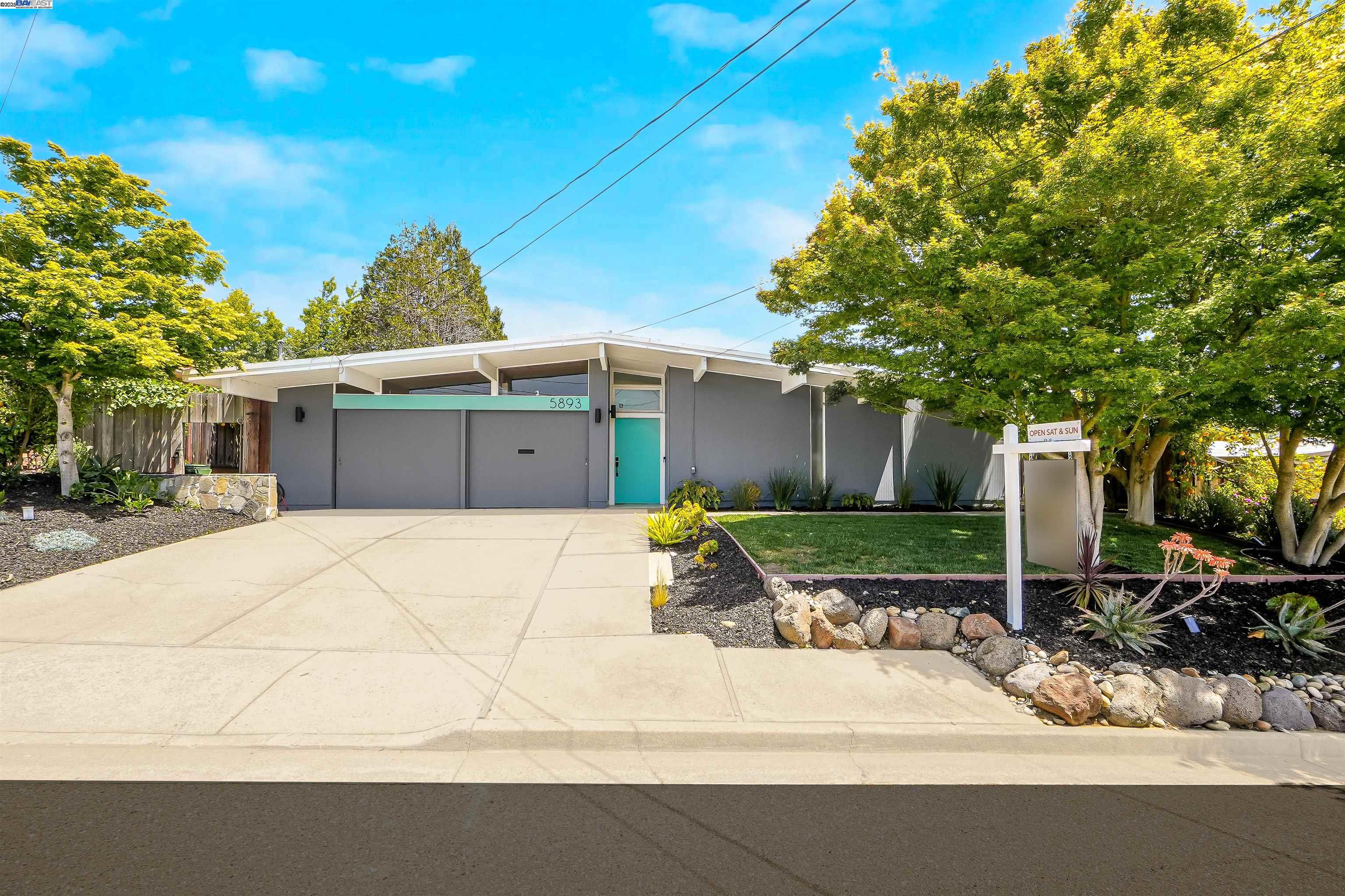Detail Gallery Image 2 of 59 For 5893 Highwood Rd, Castro Valley,  CA 94552 - 4 Beds | 2 Baths