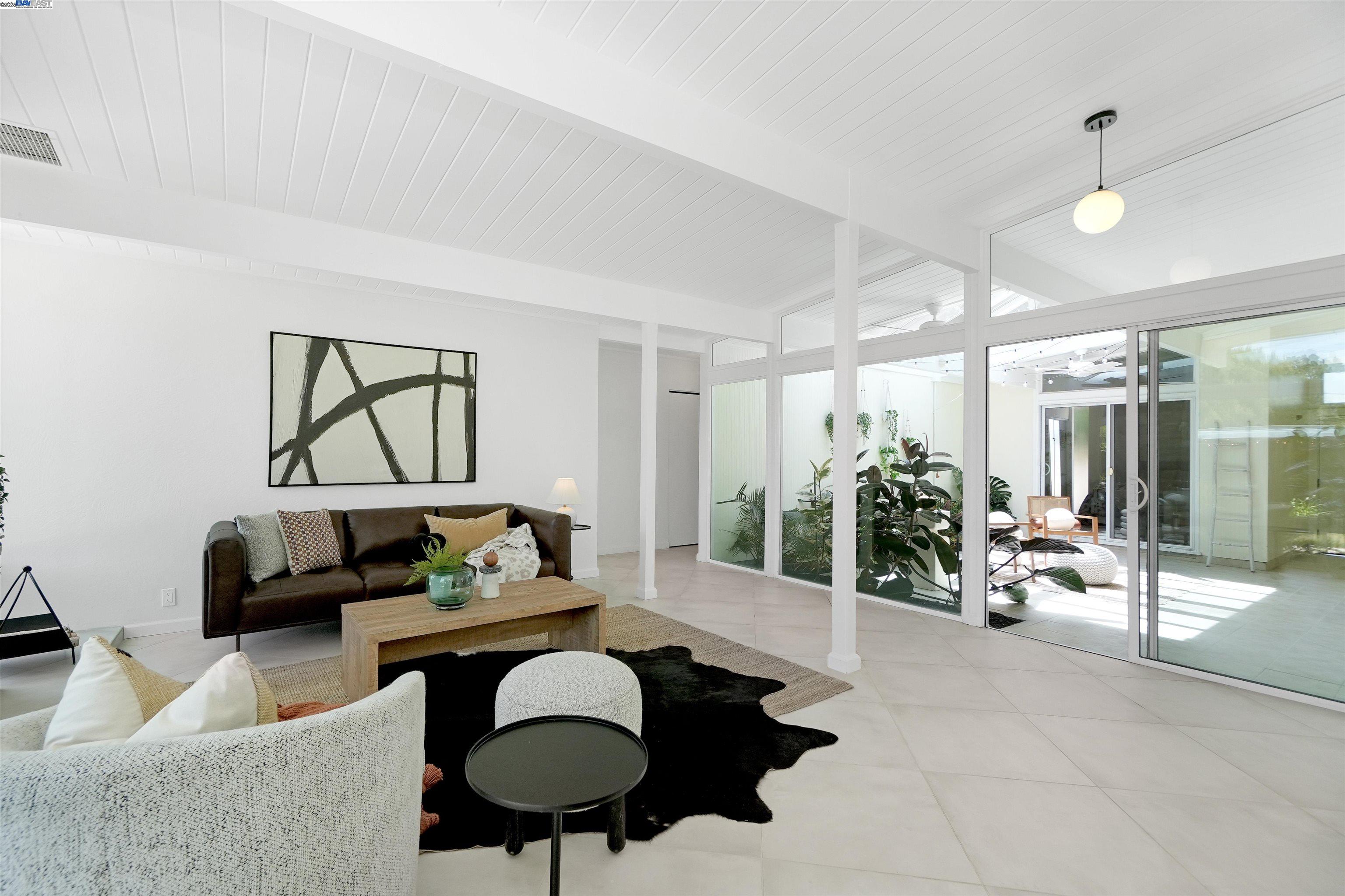 Detail Gallery Image 11 of 59 For 5893 Highwood Rd, Castro Valley,  CA 94552 - 4 Beds | 2 Baths