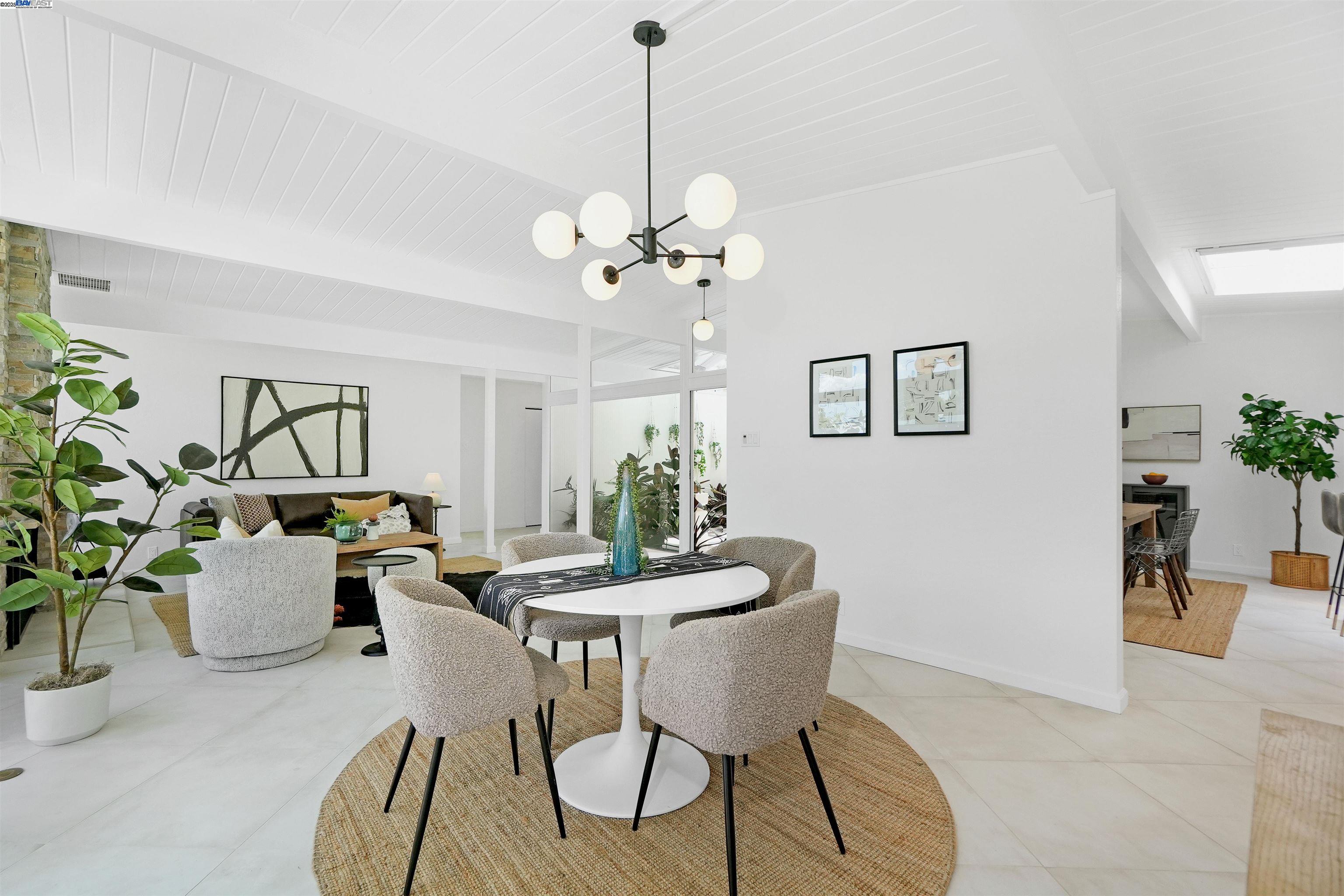 Detail Gallery Image 12 of 59 For 5893 Highwood Rd, Castro Valley,  CA 94552 - 4 Beds | 2 Baths