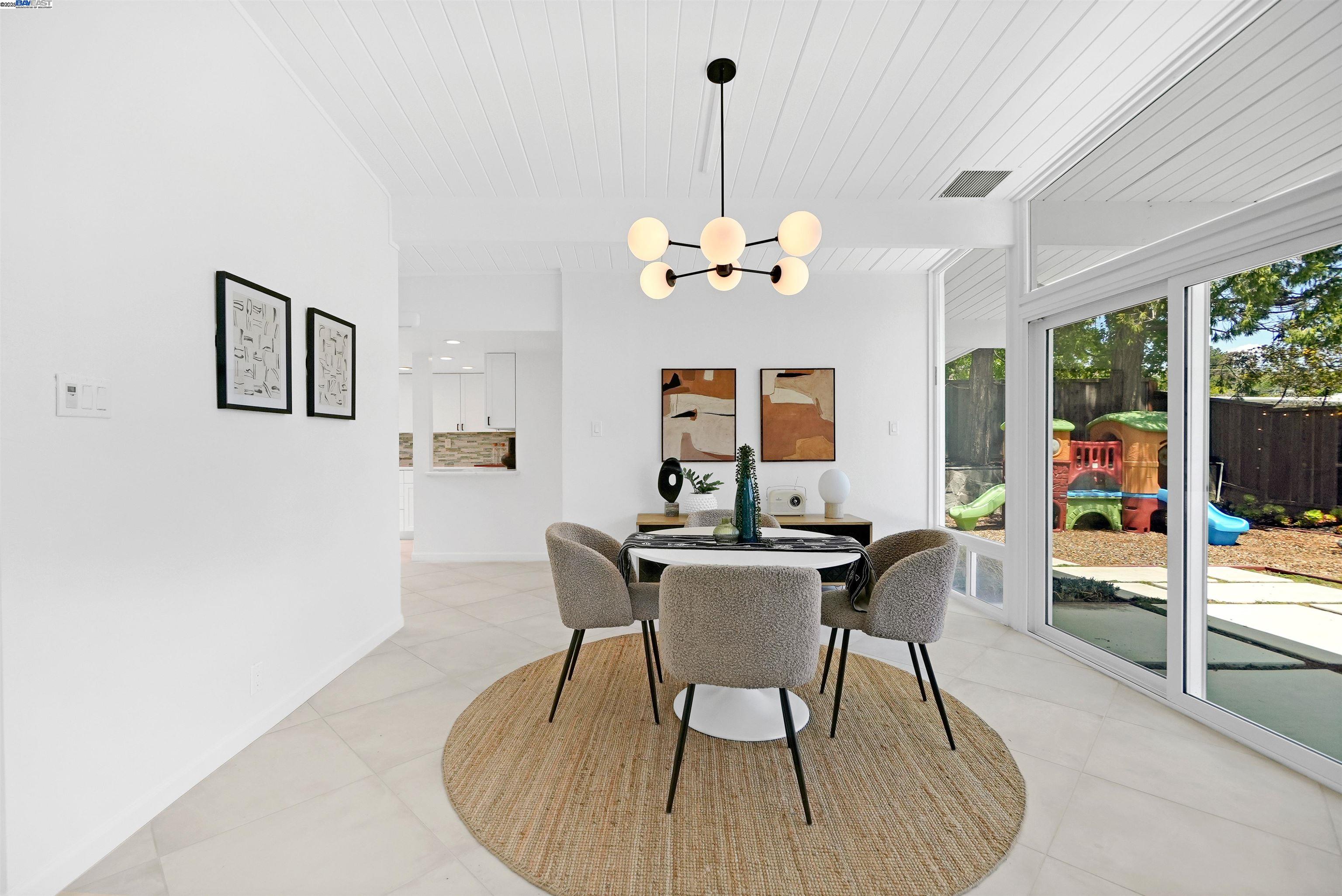 Detail Gallery Image 14 of 59 For 5893 Highwood Rd, Castro Valley,  CA 94552 - 4 Beds | 2 Baths