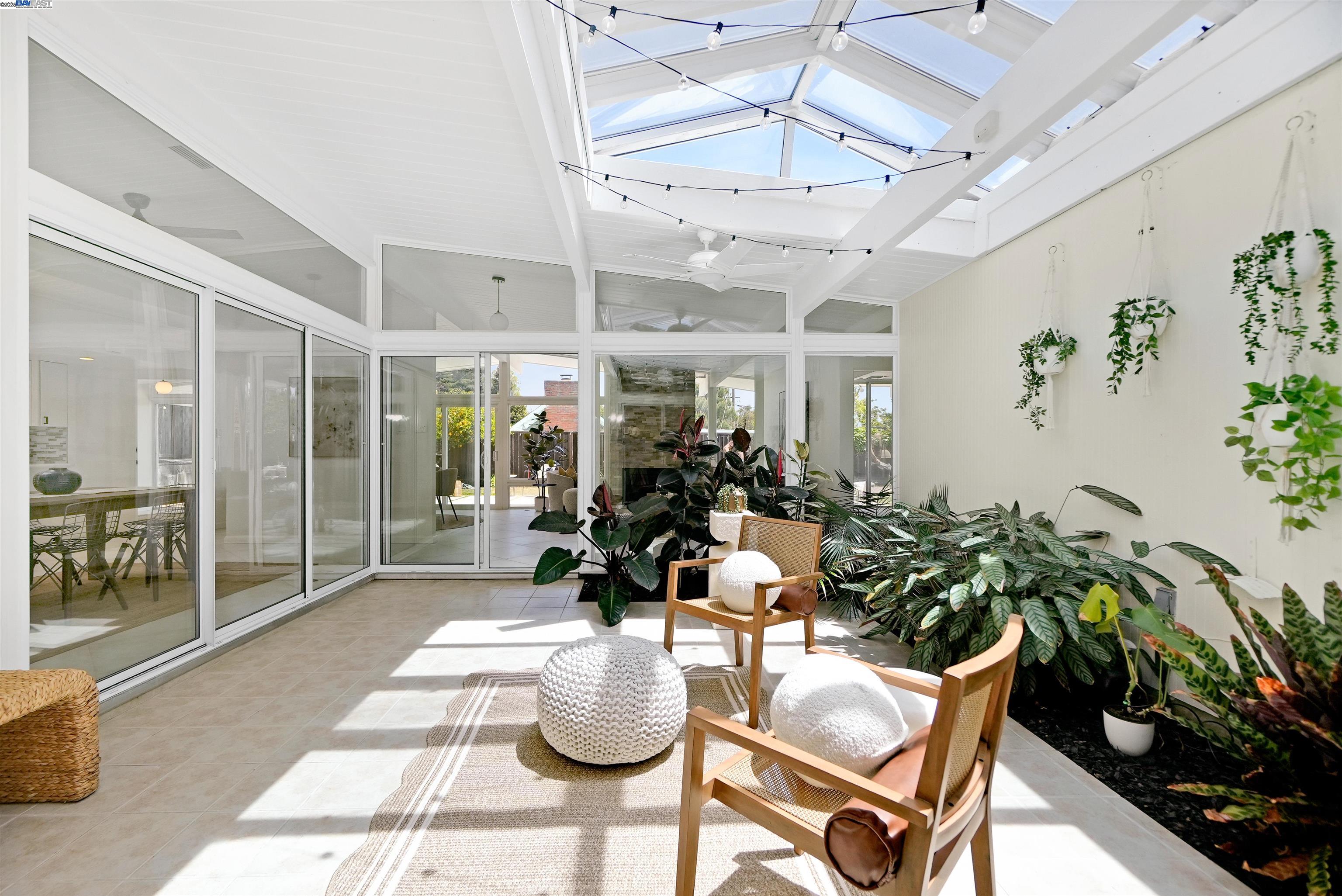 Detail Gallery Image 4 of 59 For 5893 Highwood Rd, Castro Valley,  CA 94552 - 4 Beds | 2 Baths