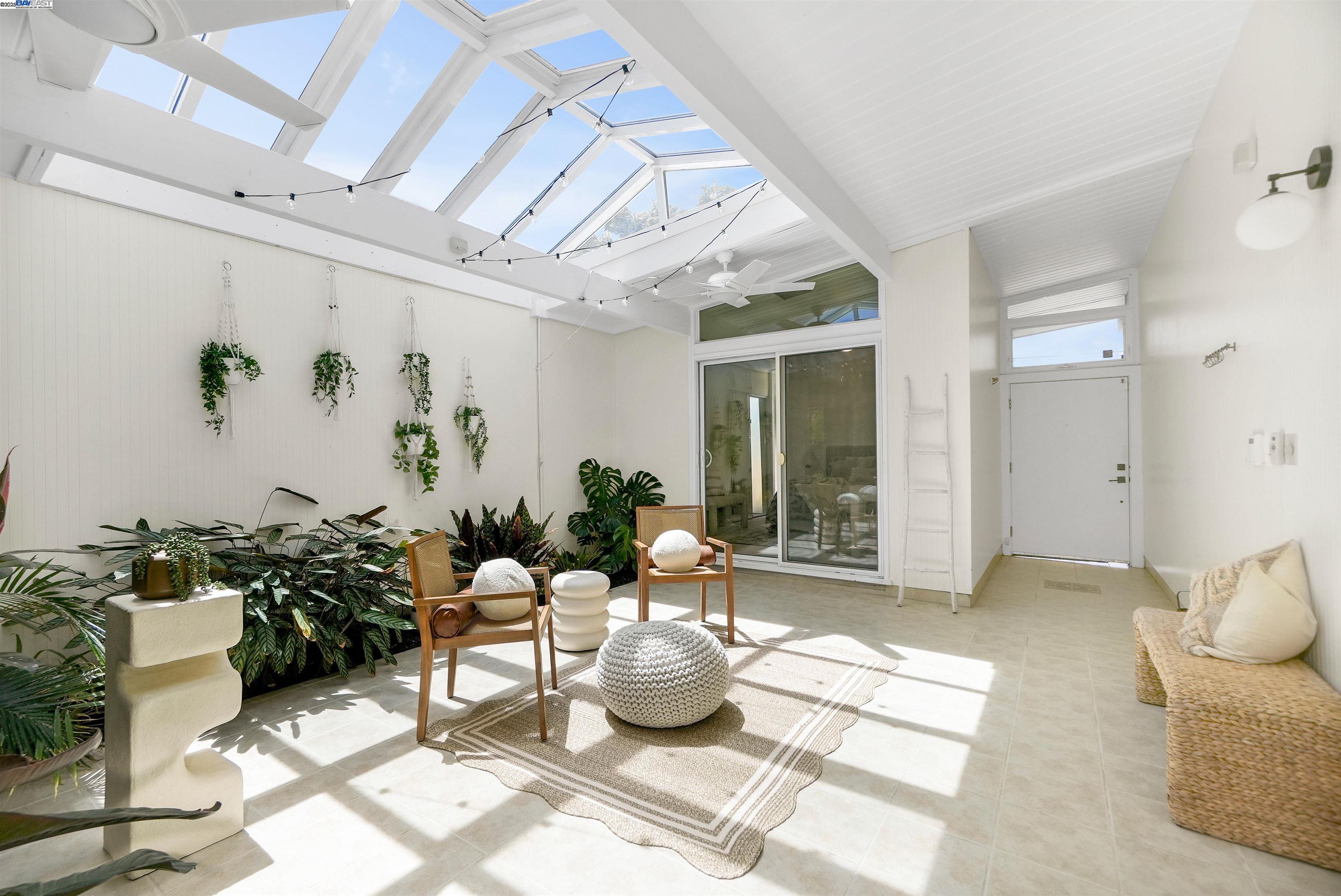 Detail Gallery Image 5 of 59 For 5893 Highwood Rd, Castro Valley,  CA 94552 - 4 Beds | 2 Baths