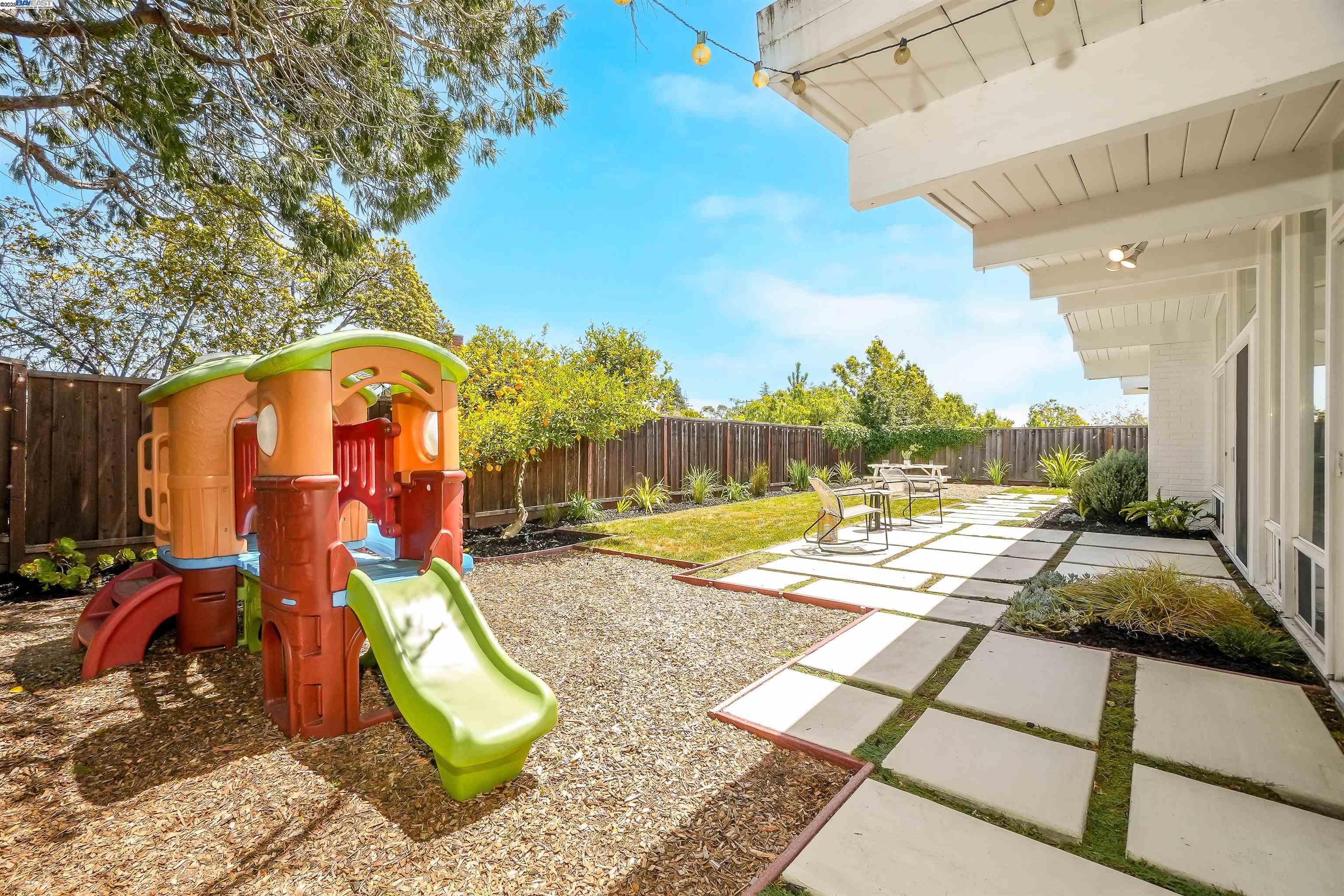 Detail Gallery Image 42 of 59 For 5893 Highwood Rd, Castro Valley,  CA 94552 - 4 Beds | 2 Baths