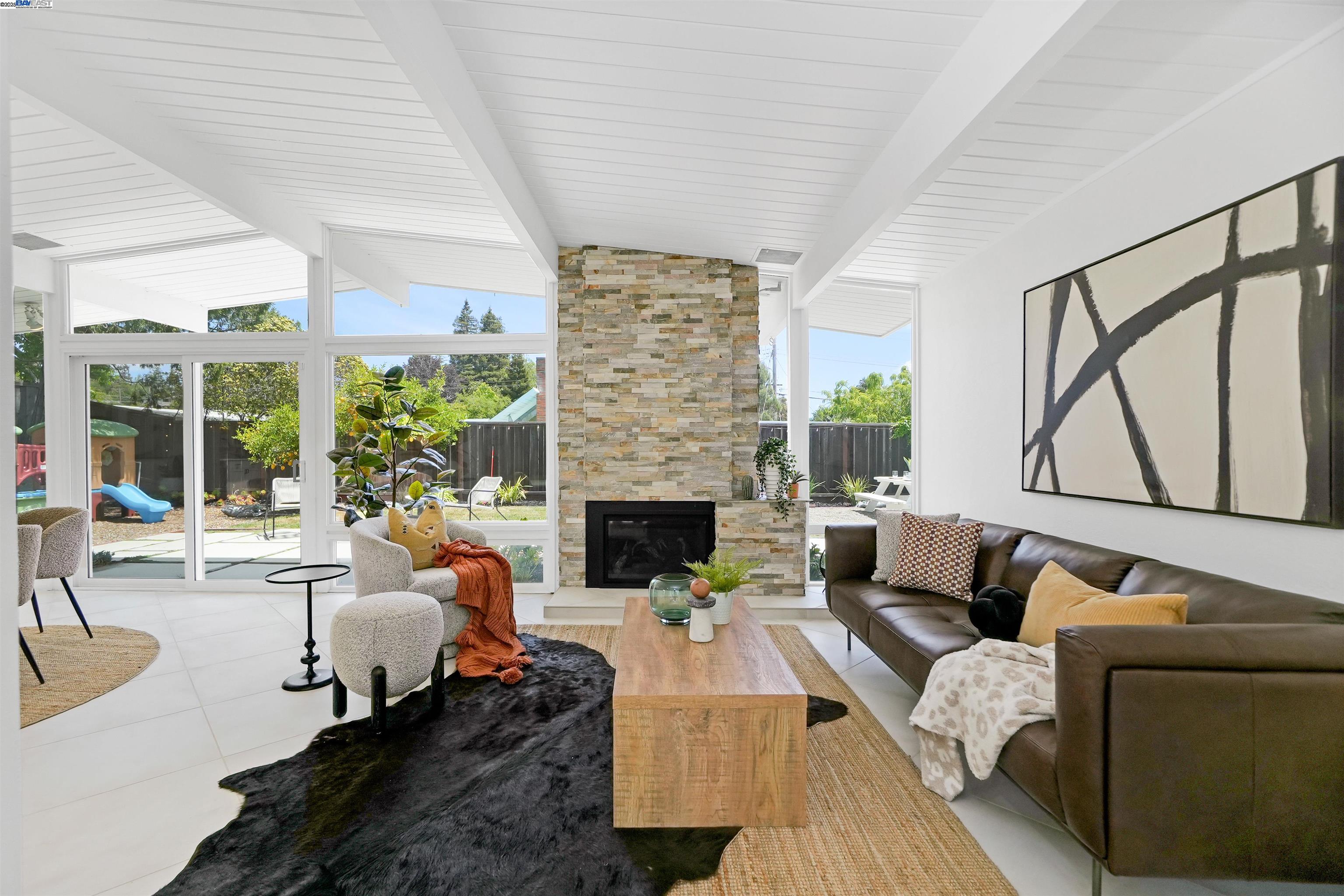Detail Gallery Image 9 of 59 For 5893 Highwood Rd, Castro Valley,  CA 94552 - 4 Beds | 2 Baths
