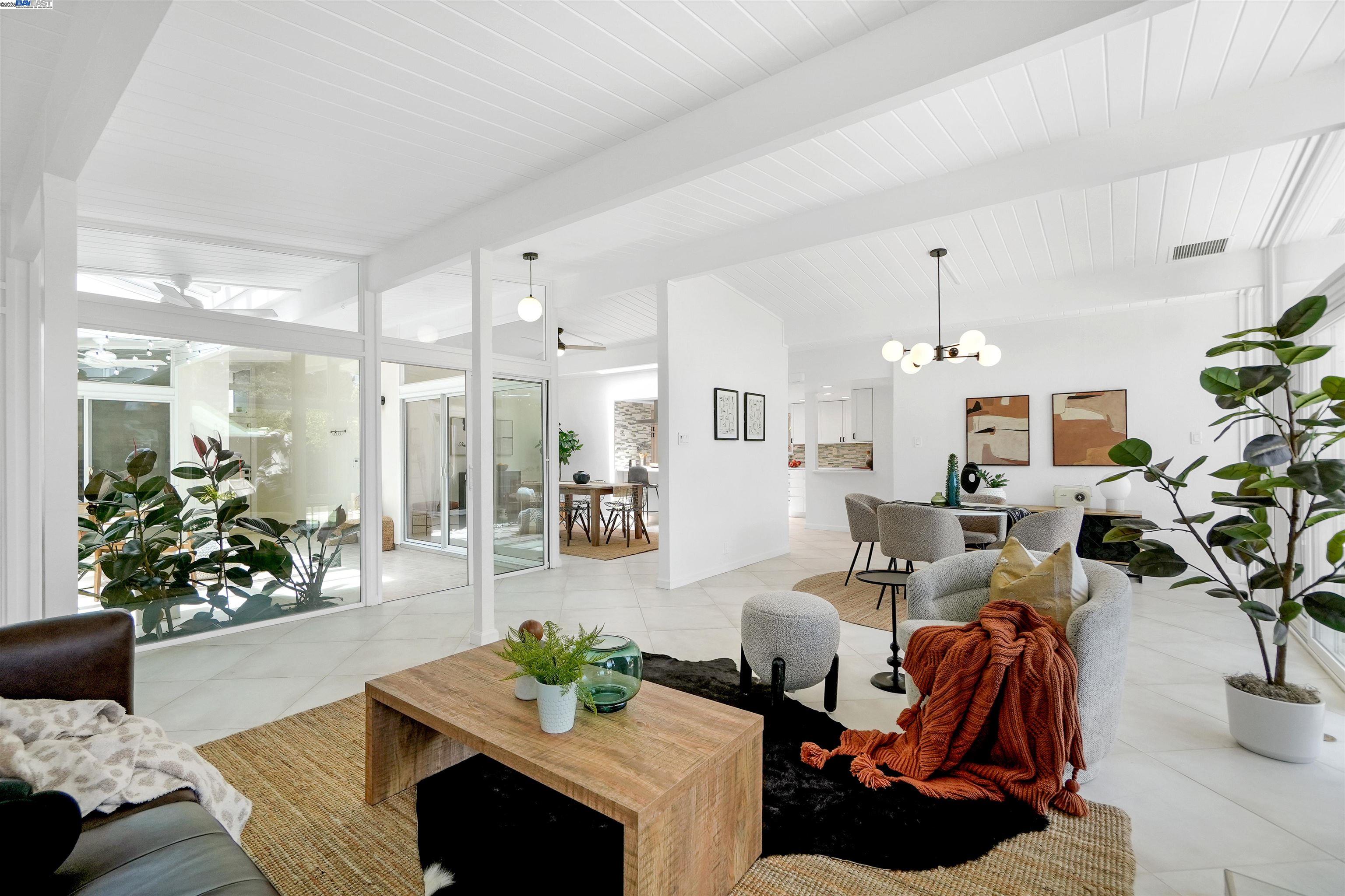 Detail Gallery Image 10 of 59 For 5893 Highwood Rd, Castro Valley,  CA 94552 - 4 Beds | 2 Baths