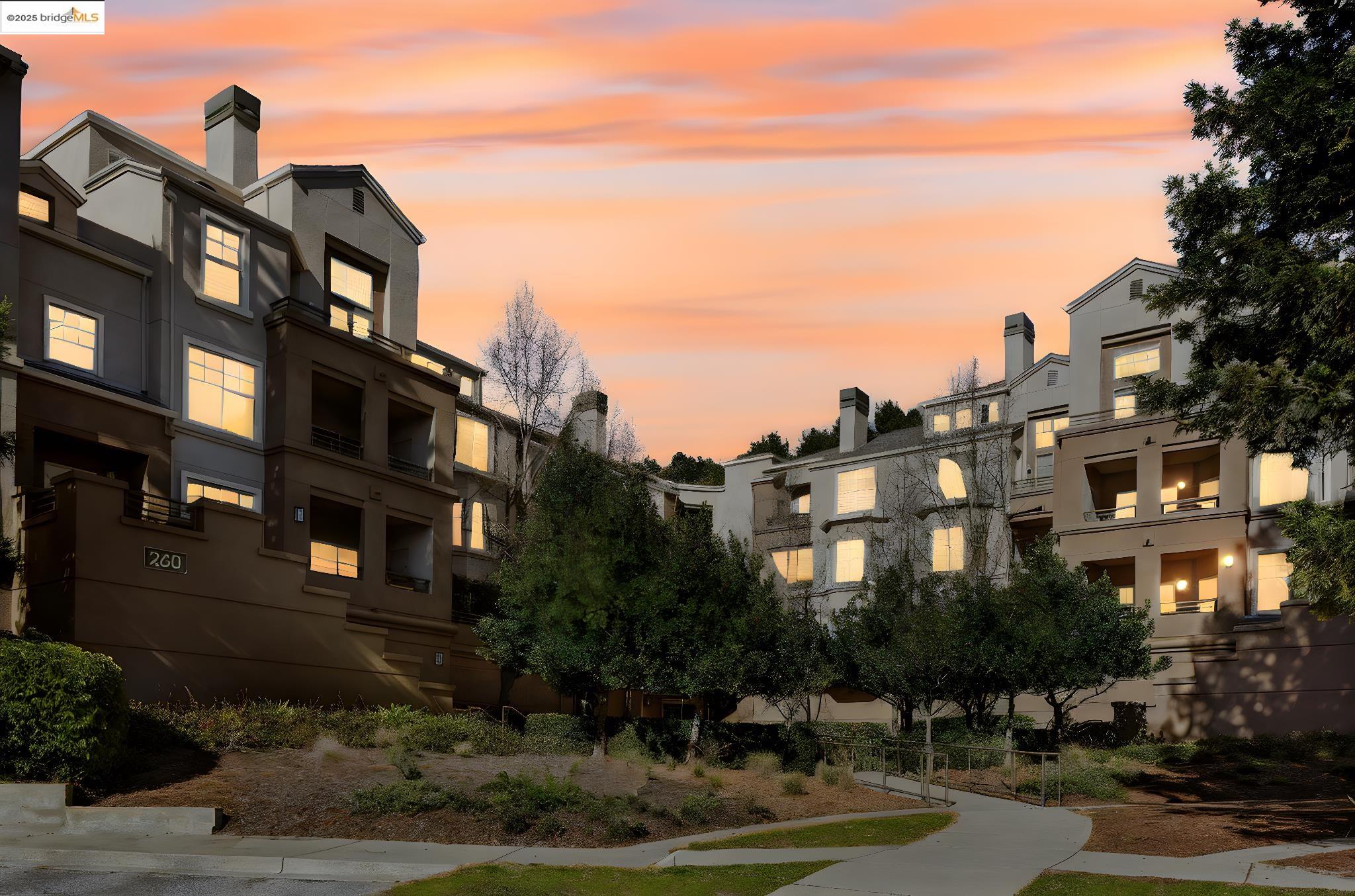 Detail Gallery Image 1 of 40 For 260 Caldecott #113,  Oakland,  CA 94618 - 2 Beds | 2 Baths