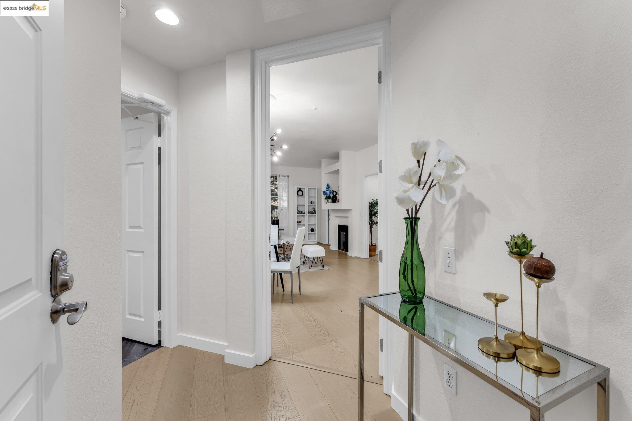 Detail Gallery Image 3 of 40 For 260 Caldecott #113,  Oakland,  CA 94618 - 2 Beds | 2 Baths