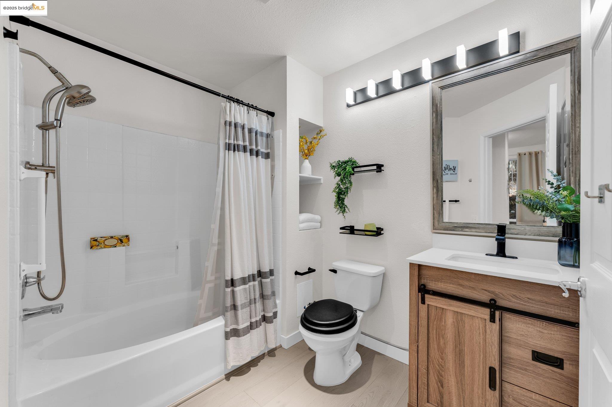 Detail Gallery Image 25 of 40 For 260 Caldecott #113,  Oakland,  CA 94618 - 2 Beds | 2 Baths