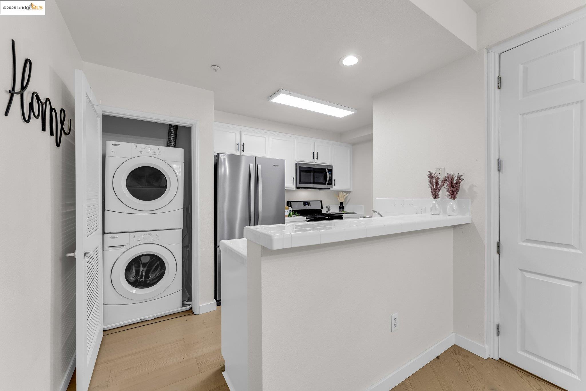 Detail Gallery Image 5 of 40 For 260 Caldecott #113,  Oakland,  CA 94618 - 2 Beds | 2 Baths