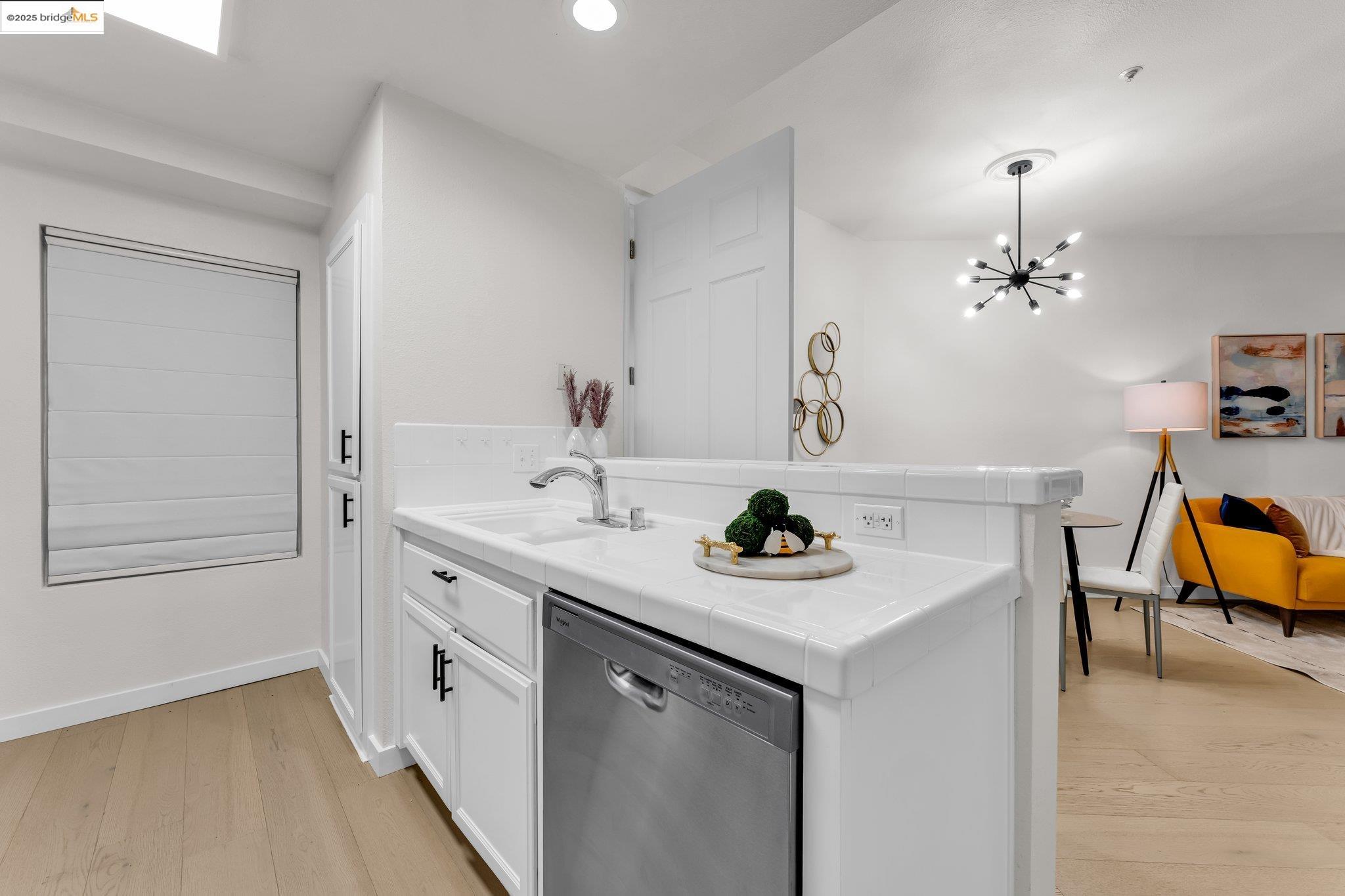 Detail Gallery Image 6 of 40 For 260 Caldecott #113,  Oakland,  CA 94618 - 2 Beds | 2 Baths