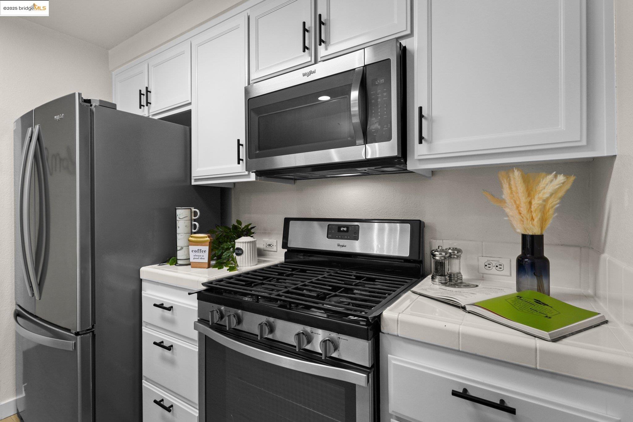 Detail Gallery Image 7 of 40 For 260 Caldecott #113,  Oakland,  CA 94618 - 2 Beds | 2 Baths