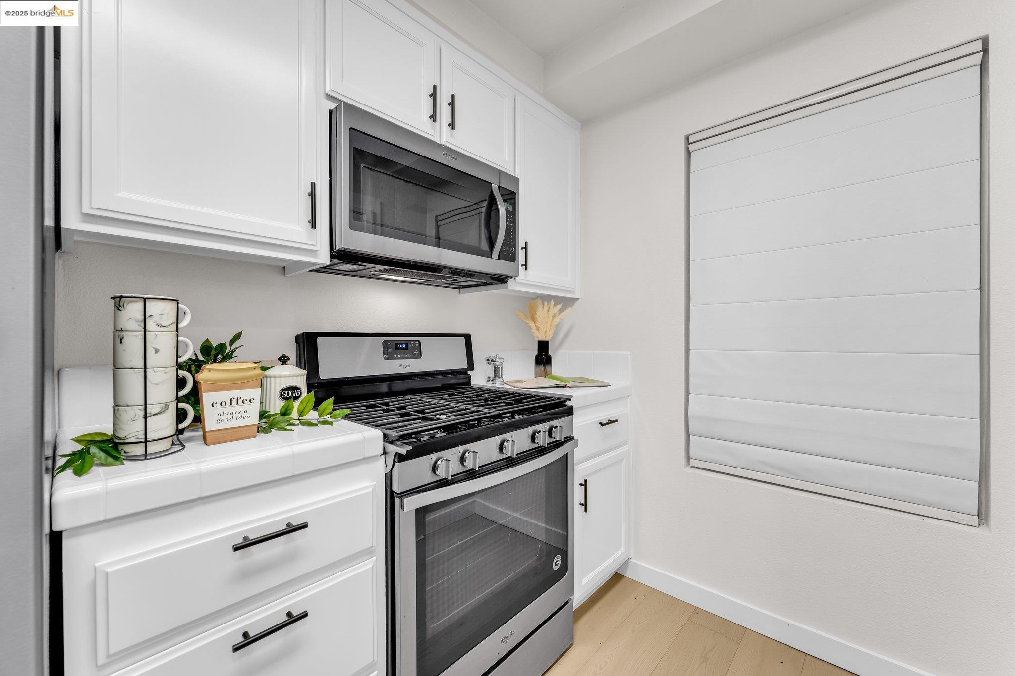 Detail Gallery Image 8 of 40 For 260 Caldecott #113,  Oakland,  CA 94618 - 2 Beds | 2 Baths