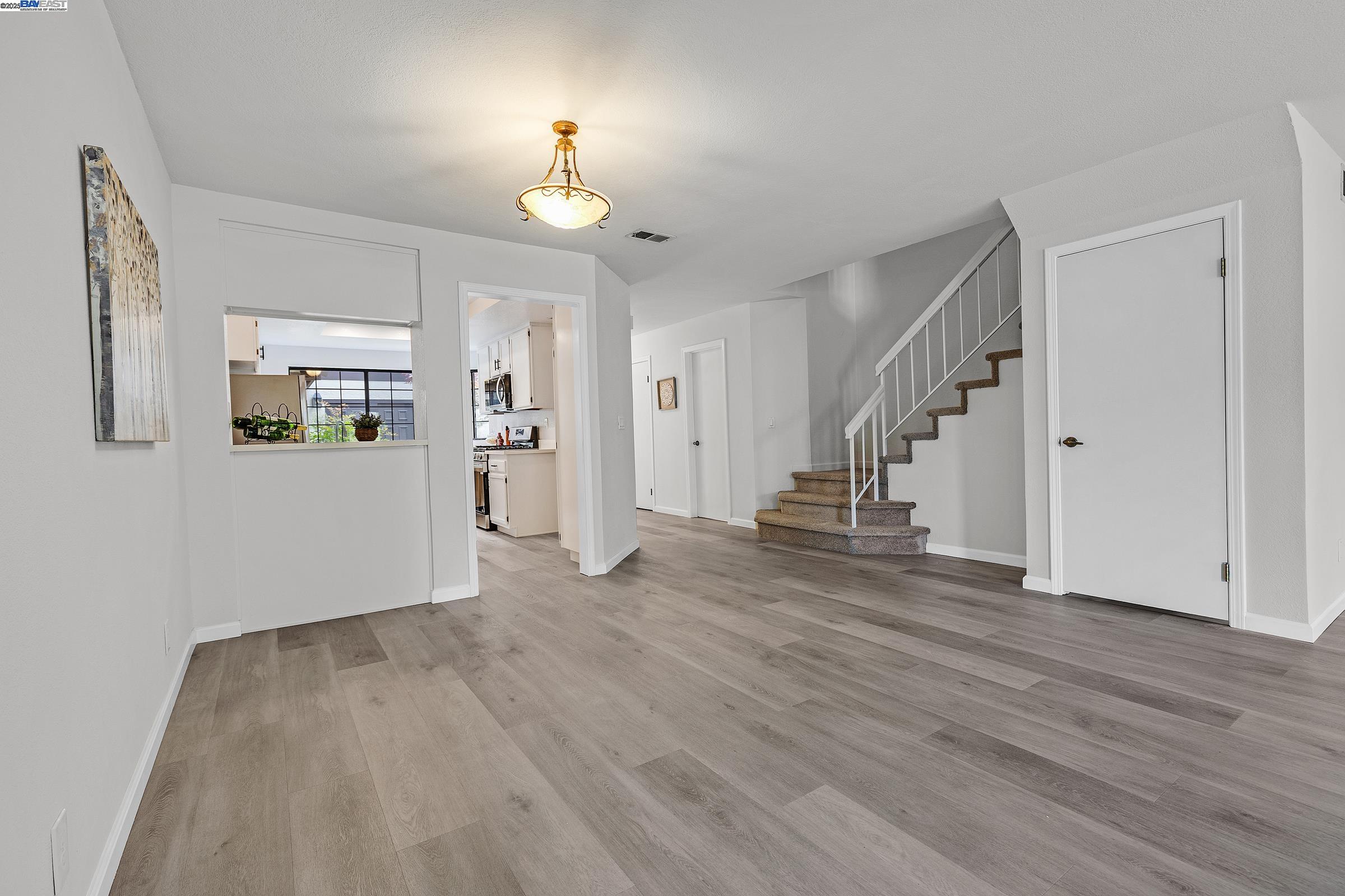 Detail Gallery Image 4 of 33 For 2515 Outrigger Dr., San Leandro,  CA 94577 - 3 Beds | 2/1 Baths