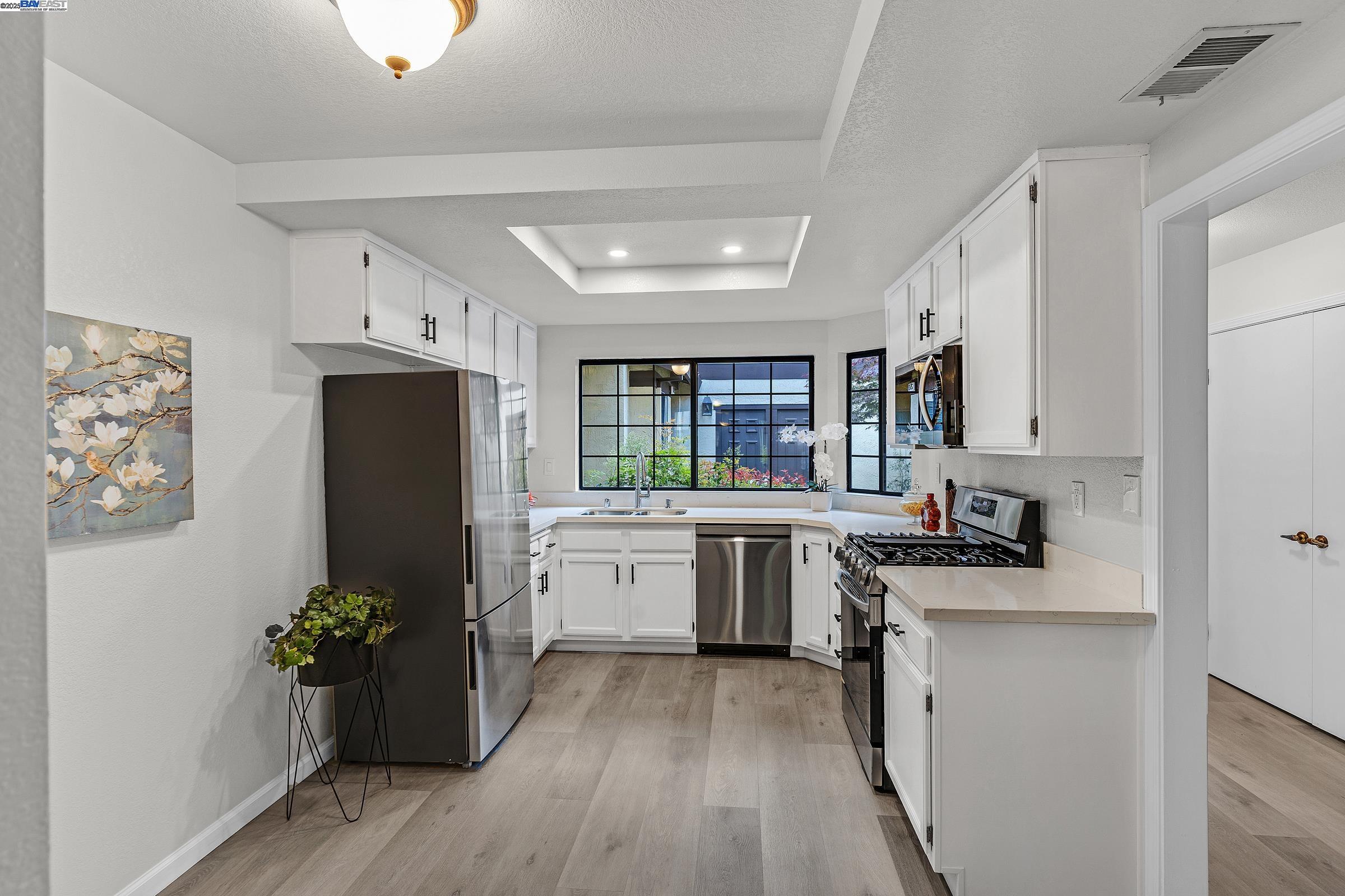 Detail Gallery Image 8 of 33 For 2515 Outrigger Dr., San Leandro,  CA 94577 - 3 Beds | 2/1 Baths