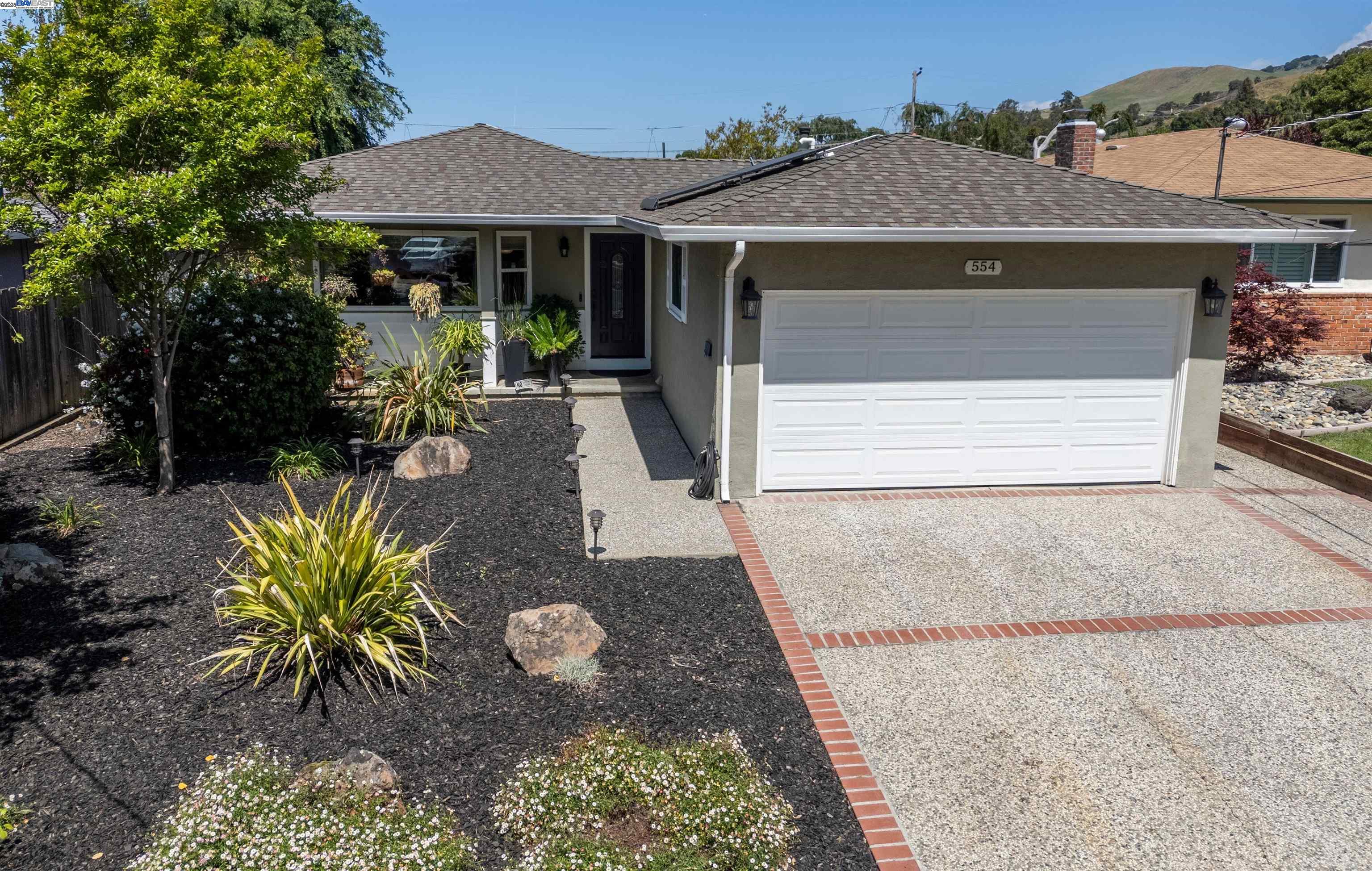 Detail Gallery Image 1 of 17 For 554 Evangeline Way, Hayward,  CA 94544 - 3 Beds | 2 Baths