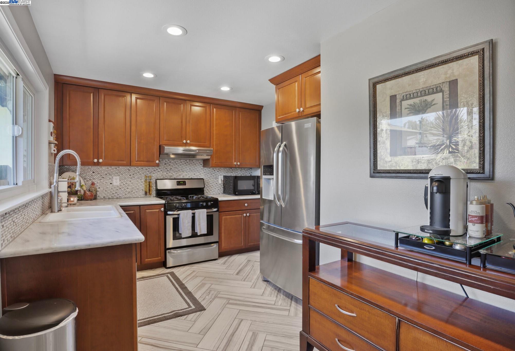 Detail Gallery Image 6 of 17 For 554 Evangeline Way, Hayward,  CA 94544 - 3 Beds | 2 Baths