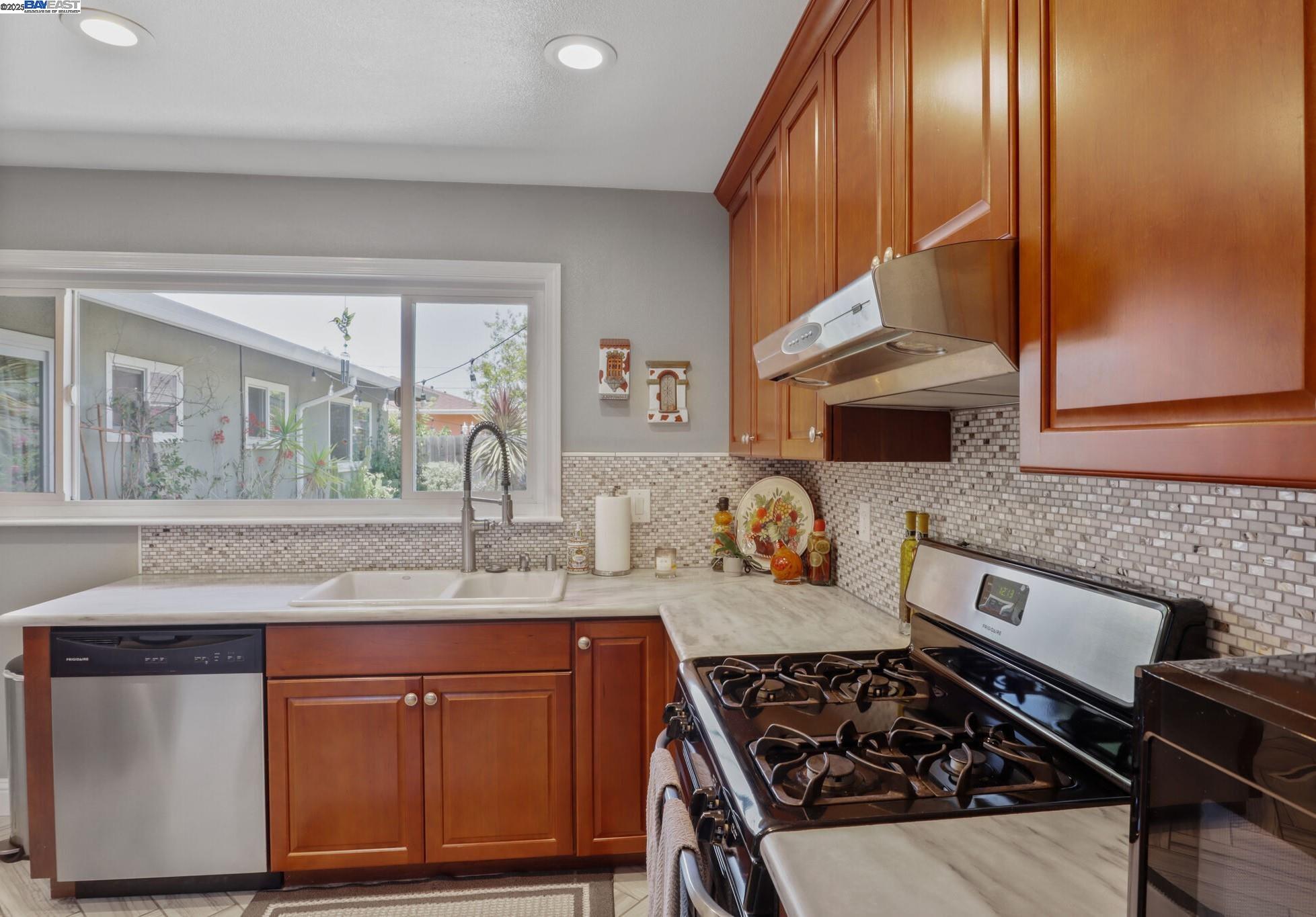 Detail Gallery Image 7 of 17 For 554 Evangeline Way, Hayward,  CA 94544 - 3 Beds | 2 Baths